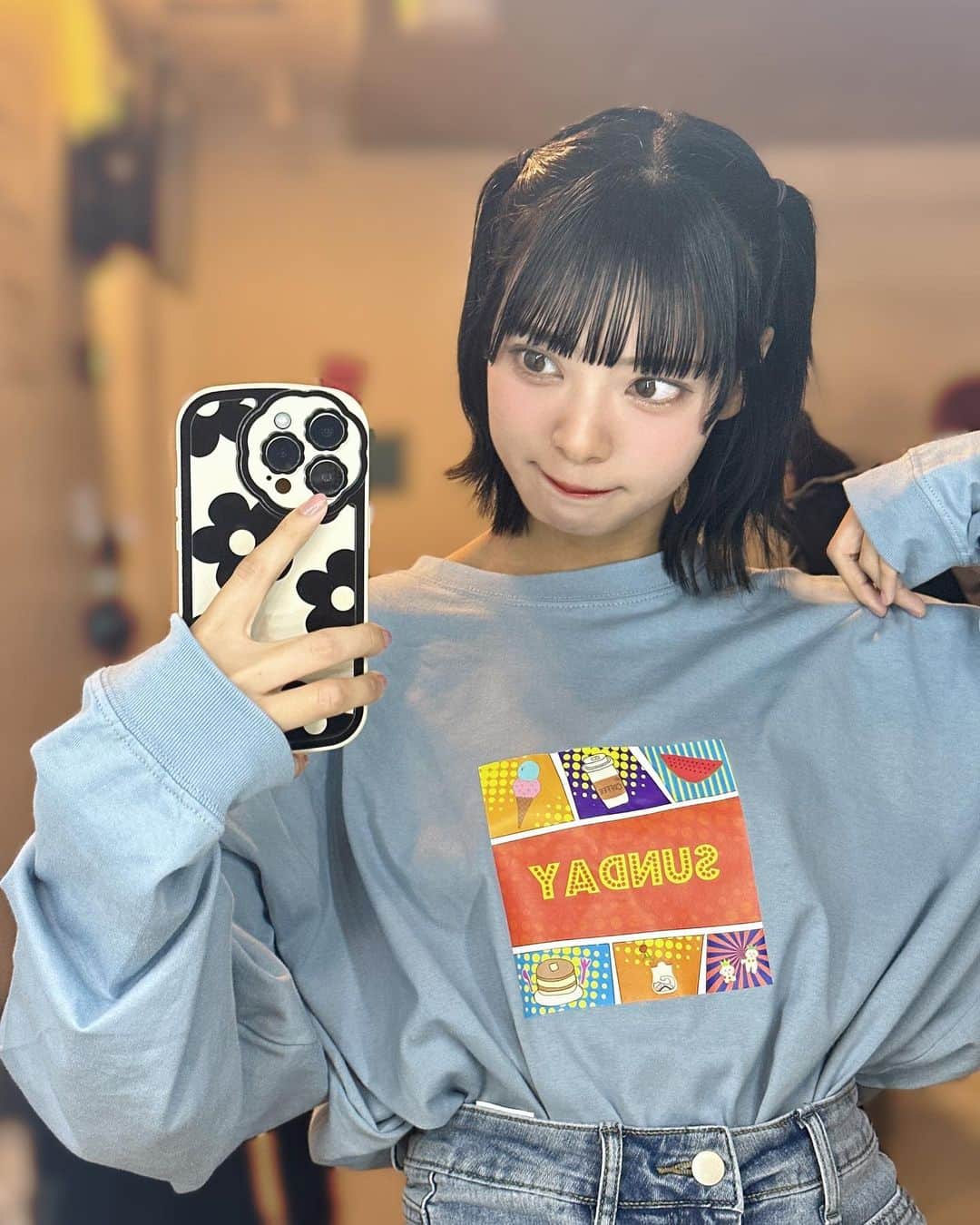 山田寿々のインスタグラム：「. ⁡ ⁡ お姉ちゃんデザインしたロンT( ˶ ᷇ 𖥦 ᷆ ˵ )❤️ ⁡ 今日から販売開始しました〜っ ⁡ 色は３色あって男女問わず着られるサイズなので とってもオススメです🥺💞 これからの時期にぴったり。。！ ⁡ 手書きのメッセージカードもついてくるみたいです♡ お姉ちゃんの字昔から可愛いなぁと思って見てた🥹🫰笑 ⁡ すずはアシッドブルーがお気に入りです😚🩵 ⁡ スカートとかの中にインしてもしなくても可愛い☁️ ⁡ お姉ちゃんありがとう✊ ⁡ ⁡ #ootd  #ロンt  #ロンtコーデ #アイドル #ハーフツイン」