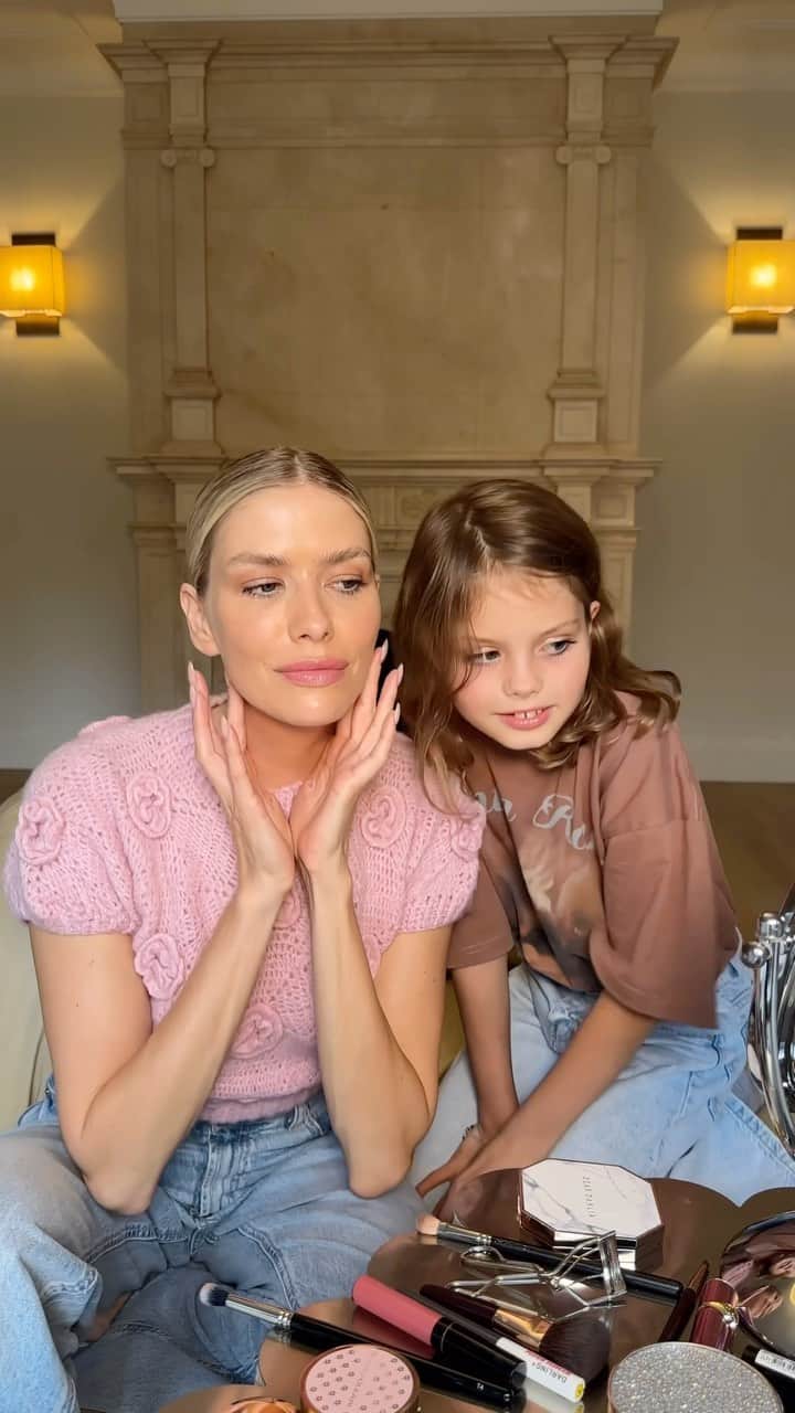 エレナ・ペルミノヴァのインスタグラム：「Одни бьюти-секреты на двоих💖  Даже повседневный макияж можно превратить в приятное совместное хобби, которое в будущем станет добрым воспоминанием!  Знакомьтесь с любимчиками из нашей косметички:   ✨ палетка теней для век Dear Dahlia в изысканных тёплых оттенках  ✨ тушь Extra Volume от SHIK для максимального объёма и разделения ресниц  ✨ румяна Naj Oleari с мягкой шелковистой текстурой и нежным ароматом   ✨ гель для фиксации бровей DARLING* — настоящая любовь  Пополнили косметичку как всегда в любимом Яблоке @goldapple🤍  Делитесь, кто тоже разделяет любовь к этим средствам?」