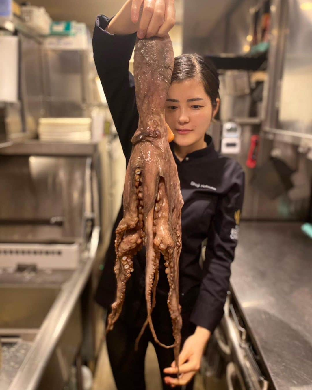 庄司夏子のインスタグラム：「Beautiful Octopus 🐙   It’s quite hard to cook octopus nicely. Because normally It takes a long time to cook until tender,but during cooking , the skin of octopus peels off easily ,very delicate🫨 I was able to get advice from a friend who is a sushi chef and I followed his “how to” and froze it once.🐙🍴  Btw this beautiful octopus from @tomu2294 and @verdy 😋🫶🏽」