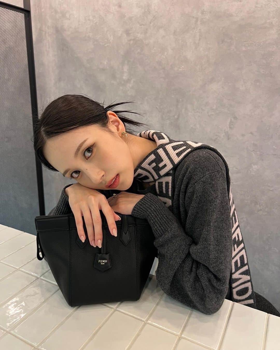 のインスタグラム：「2つのシルエットに変化するFENDI Origami  新しくてとても素敵です🖤  @fendi  #FendiFW23 #PR #japan」