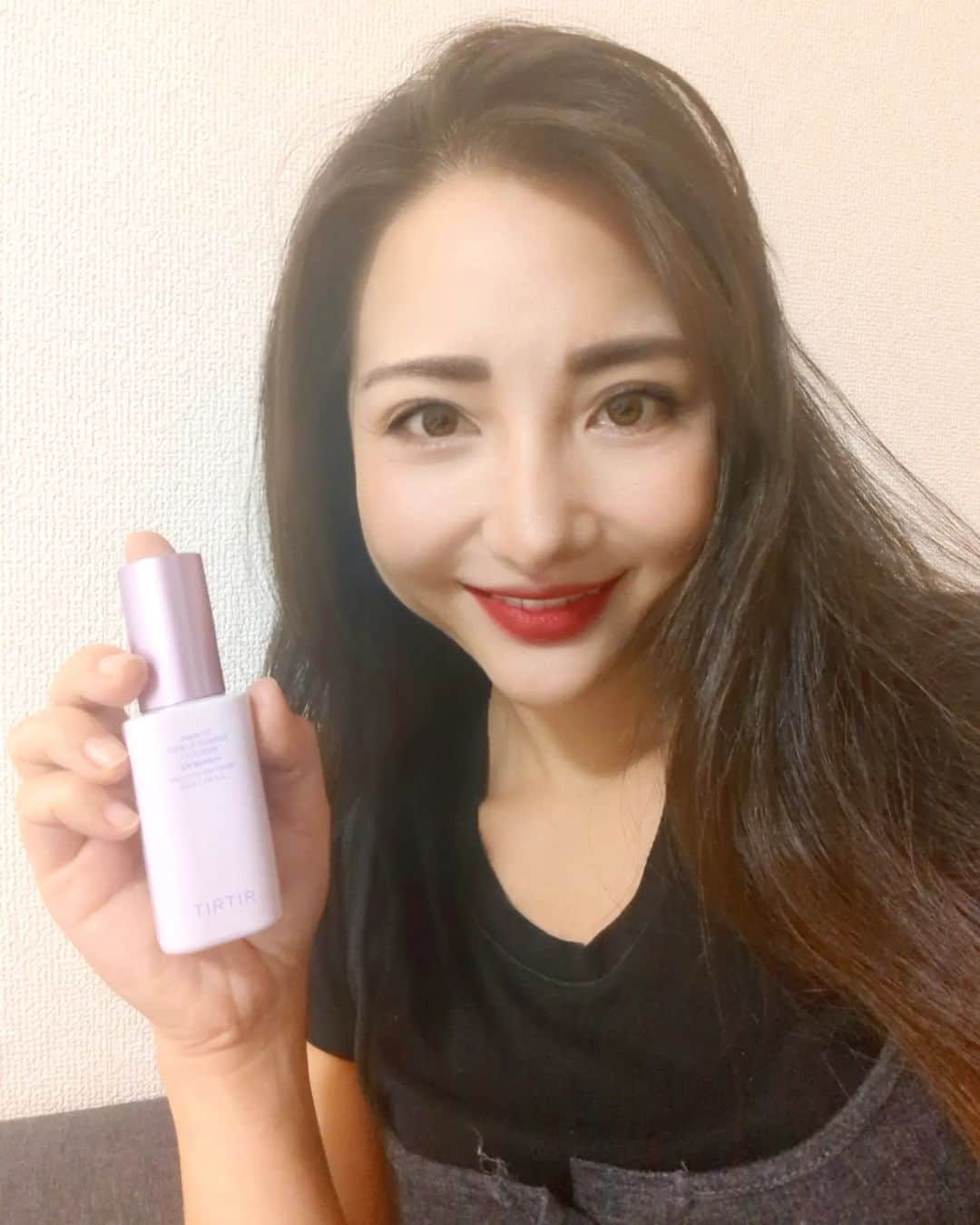 のインスタグラム：「おつかれさま😊  @tirtir_jp_official (instagram)  @tirtir_jp (twitter)  LDKやLIPSの下地部門でいくつも受賞している大注目のTIRTIR　MASK FIT TONEUP ESSENCE から新色登場！！！ すでに人気な商品にカラーコントロール機能が加わってそれぞれのお悩みや気になる部分を自然にカバーしてくれる化粧下地😇 . .  #TIRTIR #ティルティル  #トーンアップエッセンス #化粧下地 #カラーベース #カラーコレクション #パープルトーンアップ #グリーントーンアップ#トーンアップベース #メイクベース#pr」