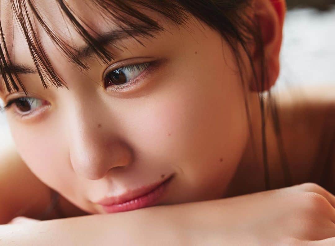 のインスタグラム：「⁡ ⁡ 今日は温泉の日♨️ ⁡ 写真集ではたくさん温泉に浸かれました☺️ ⁡ 2月の露天風呂は寒いけど、 雪景色は絶景でした⛄️ ⁡ また行きたいなぁ♨️ ⁡ #熊崎晴香1st写真集　#表情ガール　#オフショット　#北海道　#写真集の温泉は　#小樽　#銀鱗荘　#温泉　#温泉の日」