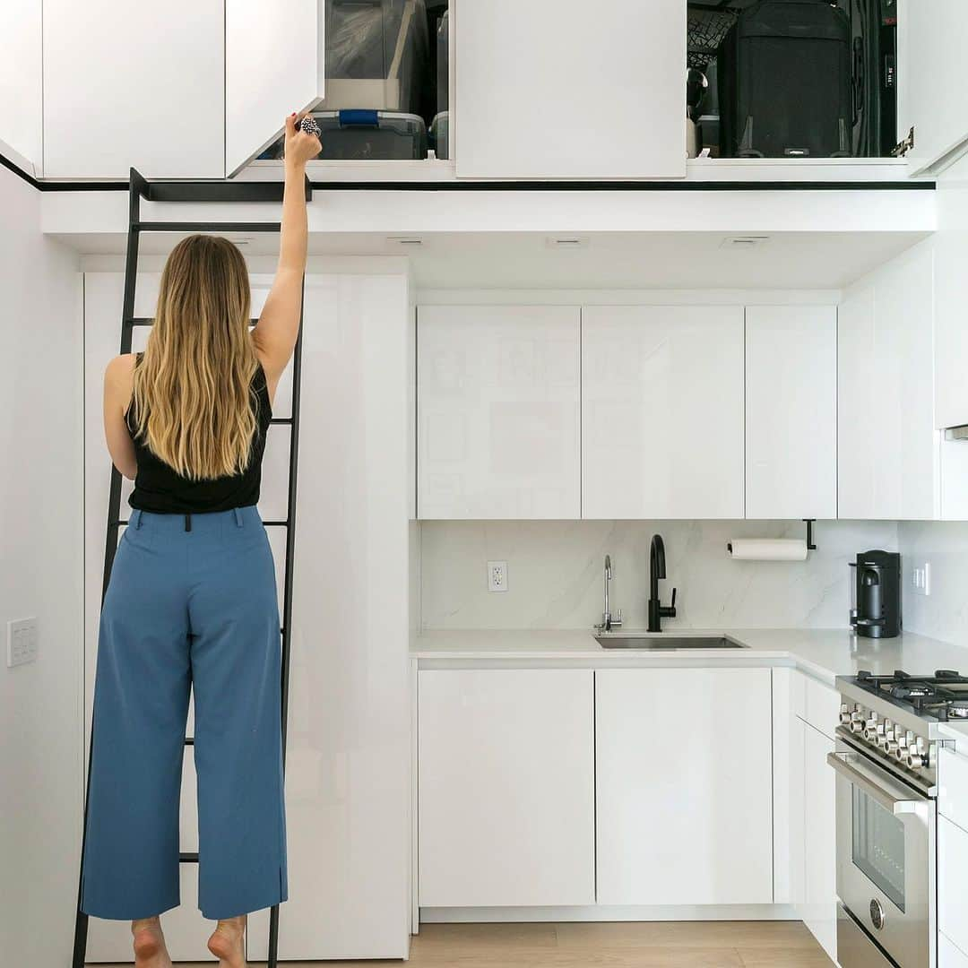 Sweeten Homeさんのインスタグラム写真 - (Sweeten HomeInstagram)「Loving how this family created a gallery-like space featuring bright white walls, highlighted with blackened steel accents. Keeping the finishes simple allowed the airiness of the space to shine.」9月9日 21時16分 - sweeten_home