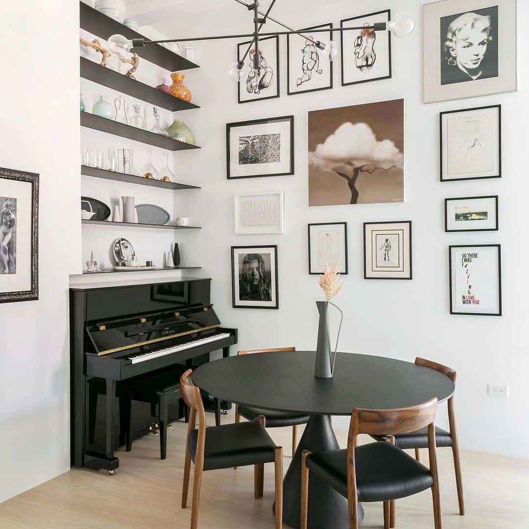 Sweeten Homeのインスタグラム：「Loving how this family created a gallery-like space featuring bright white walls, highlighted with blackened steel accents. Keeping the finishes simple allowed the airiness of the space to shine.」