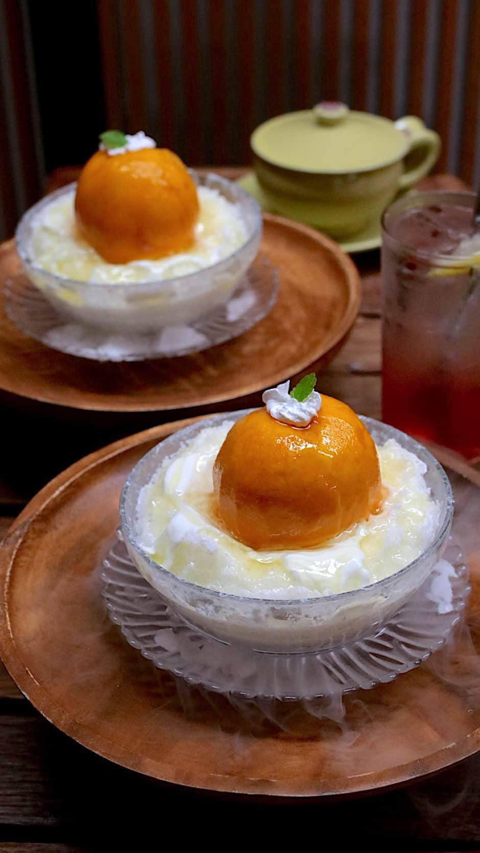 はなとものインスタグラム：「. . . 【 #ボムカフェ @bomcafe_tokyo 】   🍑 グリークモモピンス ¥1,580 ※ワンドリンク制 (支払いは、現金、クレジットカードのみ) ※paypay、電子マネーは不可  グリークモモとは、桃の中にギリシャヨーグルトを詰め、 お皿に敷き詰めたグラノーラの上にのせたスイーツのこと。 そんなグリークモモをボムカフェ流にアレンジしたのが グリークモモピンス🍧🍑  かき氷はカルピス味で、そこにハチミツをトッピング。 ふわふわジャリジャリの中間ぐらいかな〜 ※溶け具合によって違うかも。  桃はほど良い固さで、中にはヨーグルトがたっぷり！ ※桃は仕入れによって固さが変わるので当たり外れはその日次第かも。(個人的な見解)  提供の際はドライアイスを使って素敵な演出をしてくれるよ！  スタッフさんがとってもやさしくて居心地の良いお店✨  ▼エリア検索 ↪︎ #はなとも新大久保  🍑 GREEK MOMO BINGSU ¥1,580 ※One drink system ※ Payment is cash and credit card only. Paypay, electronic money is not allowed.  Greek peach is a sweet filled with Greek yogurt in a peach and put on top of granola spread on a plate.It is the Greek Mompins that arranged such a Greek Momo in the style of Bomb Cafe.🍧🍑 The shaved ice is Calpis flavored and topped with honey. It's not fluffy, it's Jari Jari type ice. Peaches are moderately firm, and there is plenty of yogurt inside!When serving, they will use dry ice to make a wonderful production! A shop where the staff is very kind and cozy✨  ✴︎———✴︎———✴︎—✴︎ Shop Info ✴︎—✴︎———✴︎———✴︎ 🏠 BOM CAFE 📍 東京都新宿区大久保2-31-16-2階 ⏰ 10:00〜20:00  ‪☎️ 03-6228-0682  ㊡  なし ‪🚞 新大久保駅から徒歩5分  🏠 BOM CAFE 📍 2-31-16-2F Okubo, Shinjuku-ku, Tokyo ⏰ 10:00-20:00 ‪☎️ 03-6228-0682  ㊡  Open all year round ‪🚞 5-minute walk from Shin-Okubo Station ✴︎———✴︎———✴︎———✴︎———✴︎———✴︎———✴︎———✴︎  #東京カフェ #東京かき氷 #東京スイーツ  #新大久保カフェ #新大久保スイーツ #韓国カフェ  #韓国かき氷 #韓国スイーツ #刨冰 #水蜜桃 #桃子 #日本旅遊 #日本甜點 #東京美食 #tokyocafe  #tokyosweets #tokyotrip #japanesefood #tokyodessert」