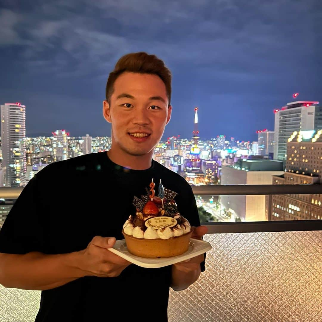 ワン・ボーロンのインスタグラム：「🌟🎂🎉 當我站在30歲的門檻前，我回首過去的十年，這段旅程充滿了成長、挑戰和回憶。從那個20歲的年輕人到現在的我，我看到了自己的轉變和成熟。這些年來，我學到了許多寶貴的經驗，也遇到了一些難關，但每一個經歷都讓我變得更堅強，更明智。  在進入30歲的新篇章之際，想對自己說，感謝你不斷地努力奮鬥，堅持不懈地追求夢想。生活可能不總是順遂，但正是這些挑戰讓我們變得更強大，更有價值。一定要持續迎接新的冒險，繼續追求更好的自己，不忘初衷，勇敢面對未來。  在這個特殊的時刻，要表達對家人的無限感謝，無論我走到哪裡，都是我最堅強的後盾。  生日快樂，30歲的我，讓我們繼續向前邁進，充滿信心和希望，開啟下一個精彩的十年！   #成長  #新的十年  #生日快樂  #誕生日」