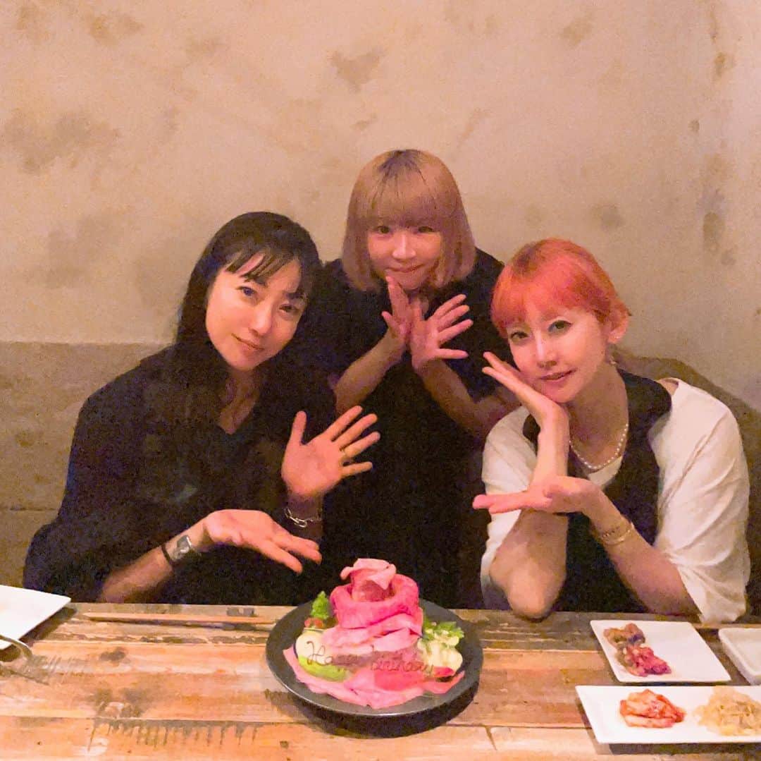 板橋よしえのインスタグラム：「. 8月産まれの美穂ちゃんと 9月産まれの亜美ちゃん＆わたし 3人のお誕生日会- ̗̀ 🎂 ̖́-  毎年お互いをお祝いしあっては いろんなことを話してゲラゲラ笑える愉快な会❣️ 今年はお肉のケーキ～～～😳🥩🌹✨  亜美ちゃんからのお誕生日のメッセージ、あったかくて思わず涙がでた🥲 わたしは不器用で、言葉にするのが下手くそで、誤解されちゃうことがよくあるのだけど、亜美ちゃんはずっと近くでみてくれているから、よしえはこういうことが言いたいんだろな、と言わずもがな察してくれる貴重な存在っ。 亜美ちゃんの持つ賢さや抜群のユーモアセンスに一生憧れるヨー！とにかく一緒にいると楽しい！そして落ち着くんだよなあ～。  どんなときも自然体で気取らず、ユーモアに溢れ、芯が強く仕事熱心。常に謙虚で、思いやりに溢れている美穂ちゃん！ 美穂ちゃんのガハハ！と痛快な笑い声が大好き。飾らない人柄も大好き。 美穂ちゃんと会って、好きにならない人はいないんじゃないか！と思う。ちょっとおもしろおかしい(笑)そんなところも大好きだよ☺️  凄い個性を持ったふたりに対して普通すぎるわたしだけど🥹💦 いつも仲良くしてくれてありがとう❣️また来年も3人でお祝いしよね☺️☺️☺️」