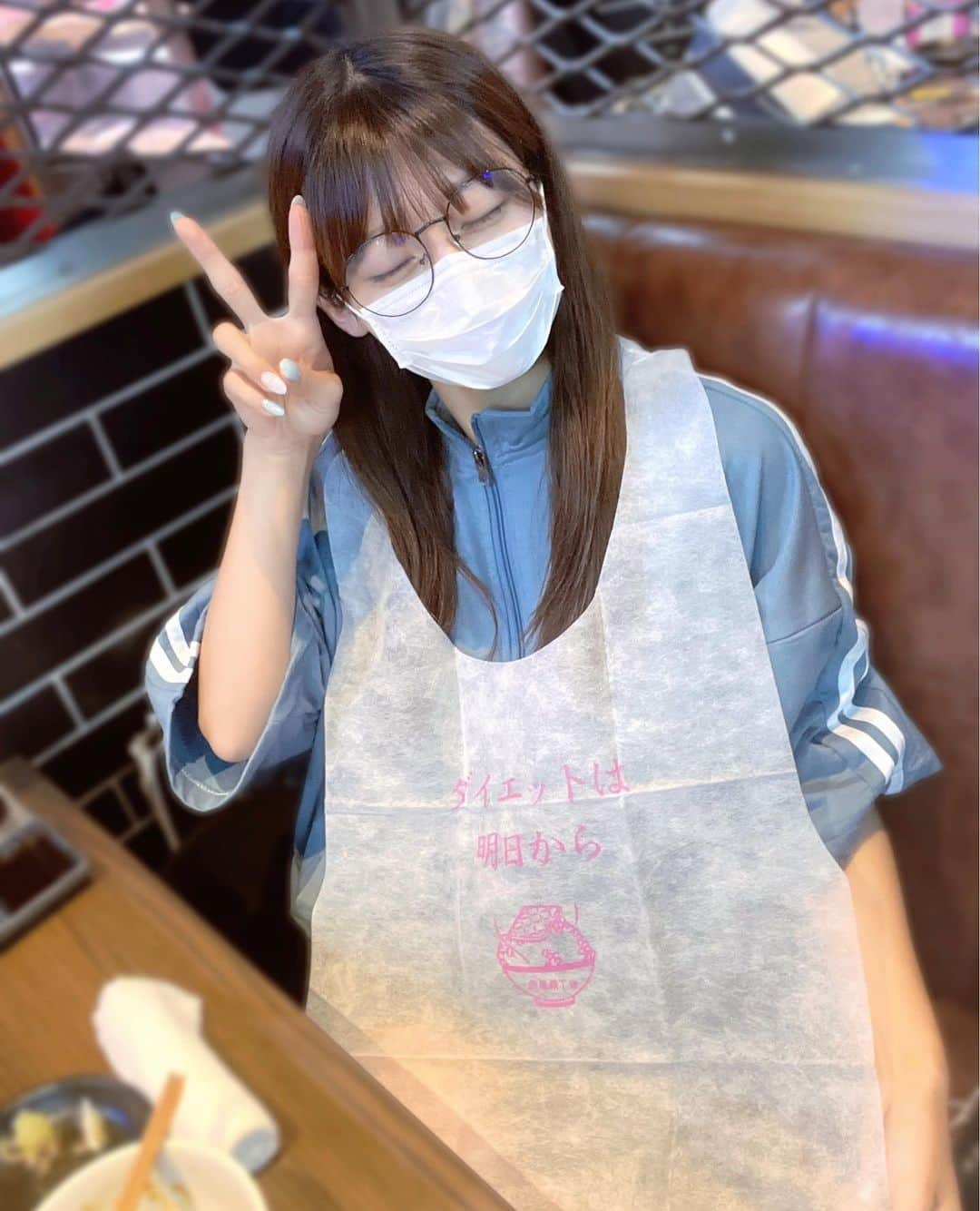 菖蒲まりんのインスタグラム：「オフ感♡すっぴんでもりもり焼肉🍖   #ジャージ  #焼肉 #渋谷 #肉屋横丁  #ダイエット #ダイエットは明日から  #タンしか勝たん #すっぴん  #めがね女子  #伊達メガネ」