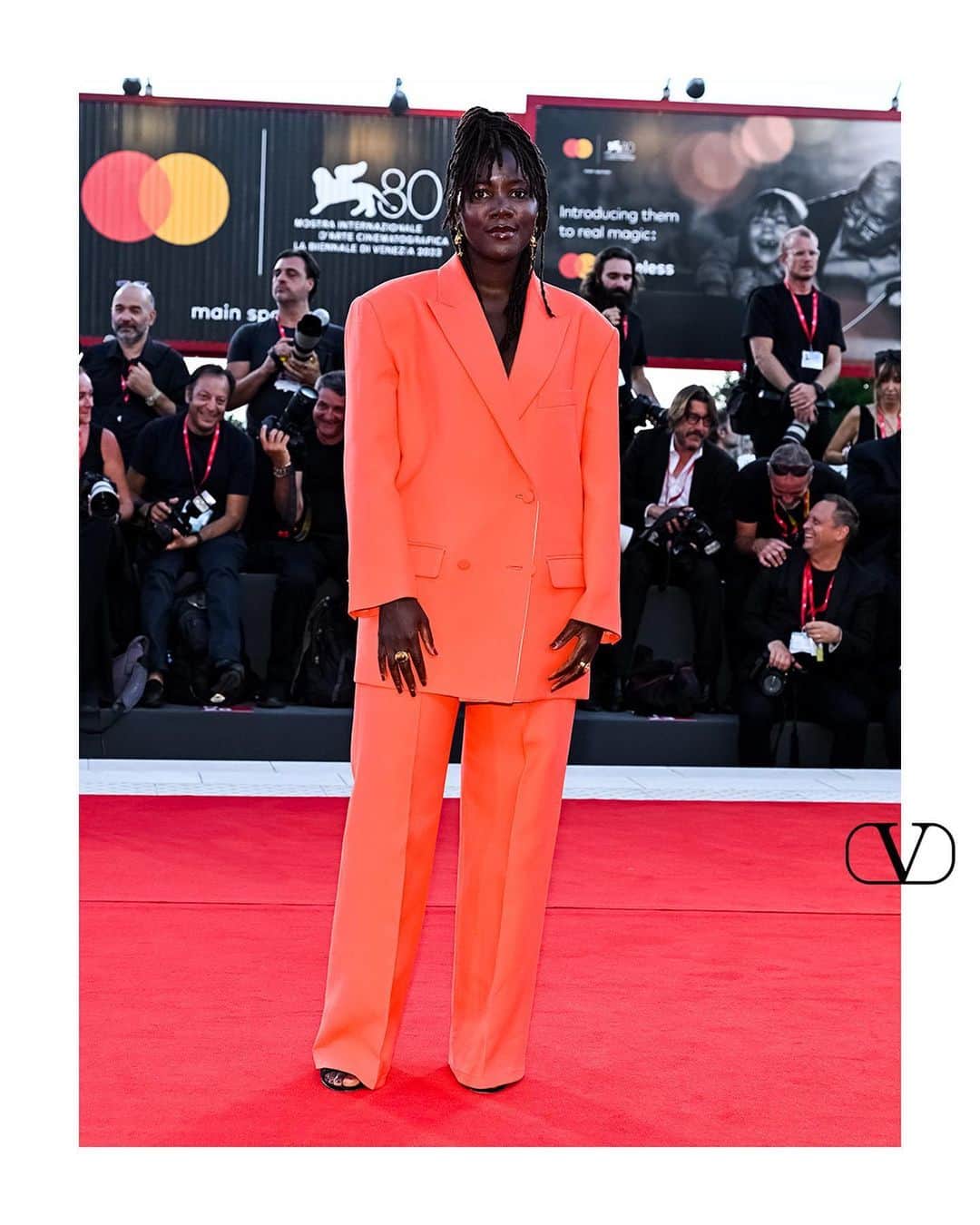 のインスタグラム：「#AliceDiop, @leagavino, and #GianmarcoSaurino, on the red carpet at the Venice Film Festival.   During the festival, Alice was seen in an orange Valentino double-breasted Valentino suit, Lea opted for a checkerboard look from #ValentinoBlackTie along with the #ValenTie and #VALENTINOGARAVANI #TanGoShoes, and Gianmarco was seen in a #ValentinoBlackTie collection suit, featuring the #ValenTie.   @labiennale」