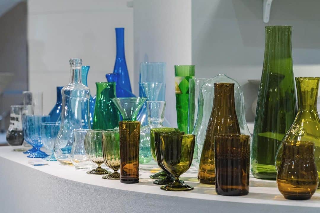 行方 久子 Hisako Namekataのインスタグラム：「. 「ISETAN ARTS&CRAFTS」  量産されている使い終わったガラス瓶を溶かし切らずに吹き直し グラスや花瓶などの新しいカタチへと生まれ変わらせた 木下宝さんの作品たち。  ちなみに濃茶のグラスたちは、元気はつらつオロナミンC出身」