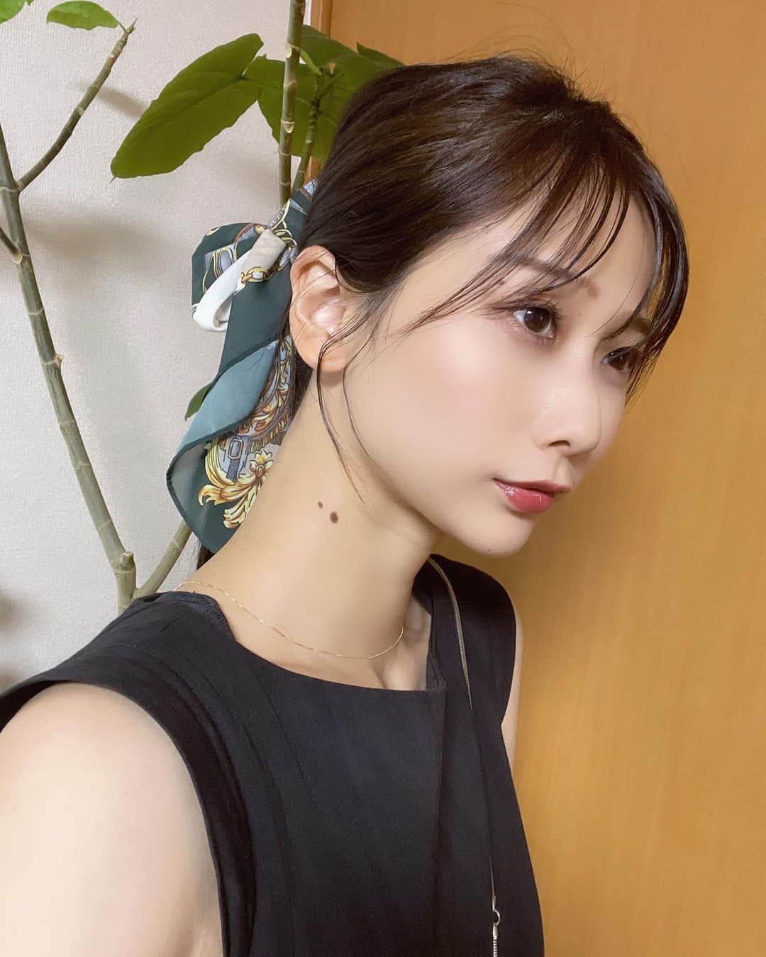塩野響子のインスタグラム：「⠀ 大して綺麗でもないくせに横顔載せるやつ🫠 ⠀ ⠀ ⠀ #ずっと引きこもりで写真ない #過去pic #横顔 #髪飾り」