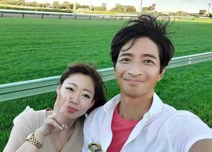 柴田幸子のインスタグラム：「AWAKEコンビ🐎🌱  すみません、、カップル写真みたくなりました🤣  でもよく見てください、、、  傾いてるのは完全に柴田のみです。笑 （若干仰け反りぎみのアーリー）  そーいうことです安心してください🤣🤣🤣☝🏻  半年に一度くらい謎の不仲説出るので（笑） 一応上げときますね！😏👍🏻 ・ ・」