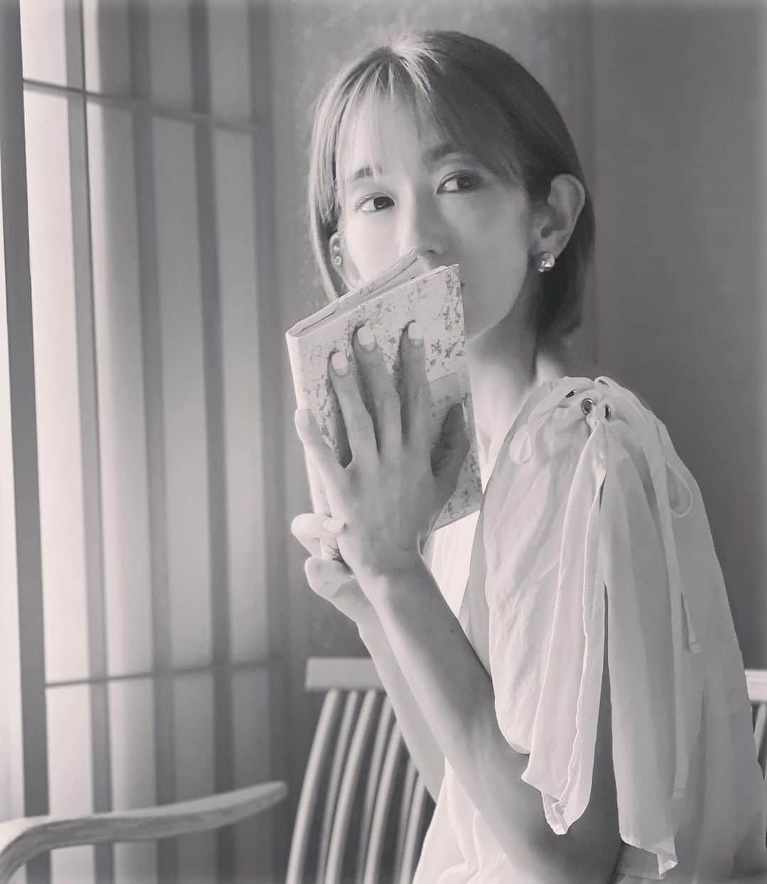 大河内奈々子さんのインスタグラム写真 - (大河内奈々子Instagram)「. . やっぱり本が好き📕  今までとは違う　新しいジャンルの本を 読み出したら　はまってしまった。 夢中になれるって楽しい。  #大河内奈々子 #おすすめの本が知りたい  #booklover」9月9日 21時25分 - nanakoohkouchi