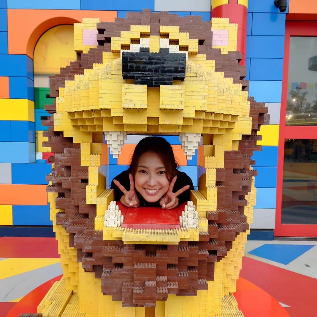 のインスタグラム：「レゴランドへ行ってきた💚  保育園のイベントで、私としては3回目のレゴランド！平日で台風の影響で雨かも？な日だったからガラガラやな😎と思ってたら人たくさんいてびっくり！  子供いるとレゴランドは普通に楽しい！ 去年より色々理解して、楽しんで乗っていてほっこりしたよ！ 値段も今の価格は適正価格かなと感じる。  レゴランドの良いところはおトイレ笑 大体どこのトイレにもファミリートイレが完備だし、普通のトイレもとてもとても広くて🙆  ちょっと残念なのはご飯だよね〜🙄 もう少し美味しいと良いんだけどな〜🙄🙄」