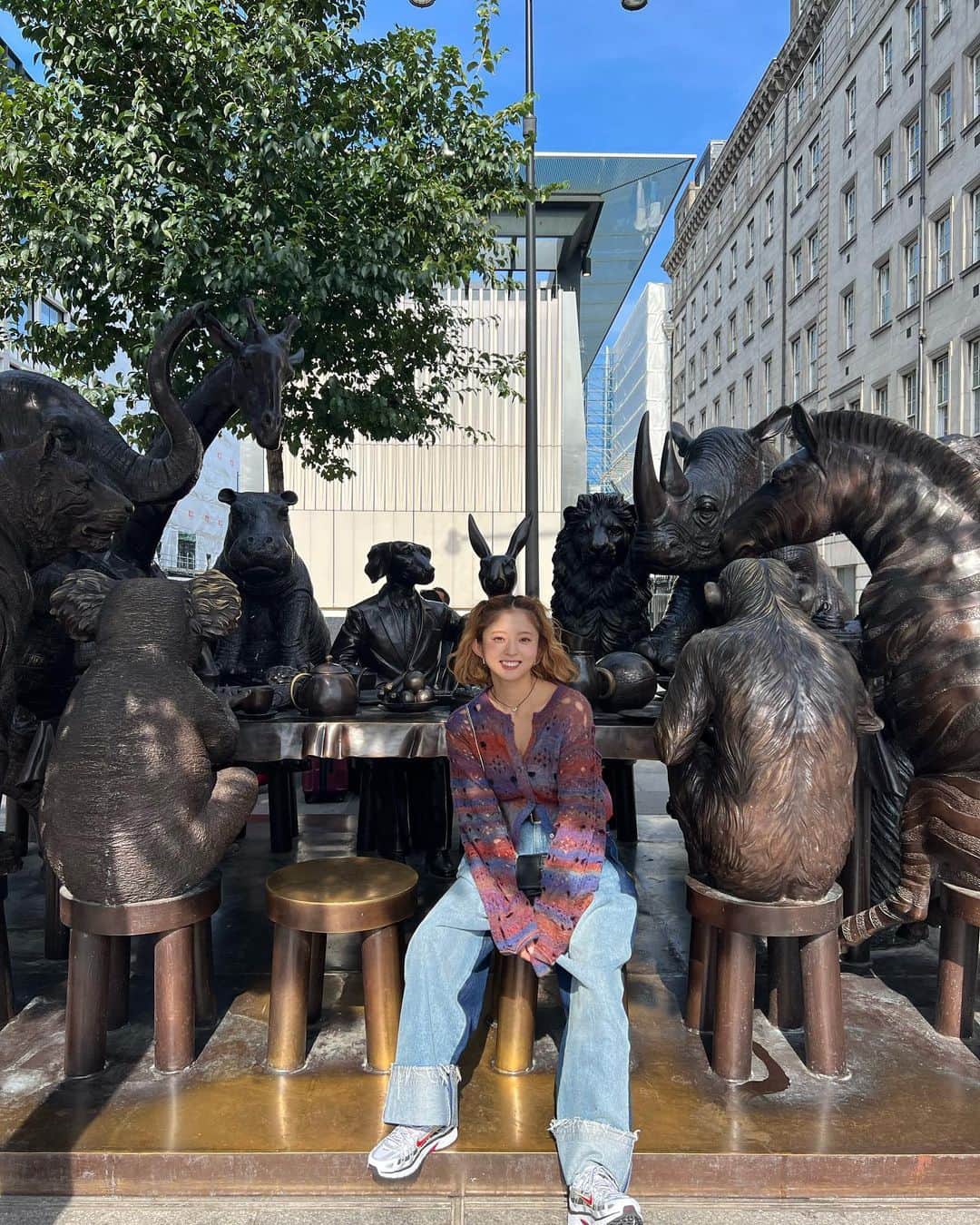 鈴本美愉のインスタグラム：「. 帰国しました〜 載せたい写真がたくさんあるので日々載せていきます🇬🇧🇨🇭  イギリスが秋ということで新しく手に入れたニット🧶 @perverze_official」