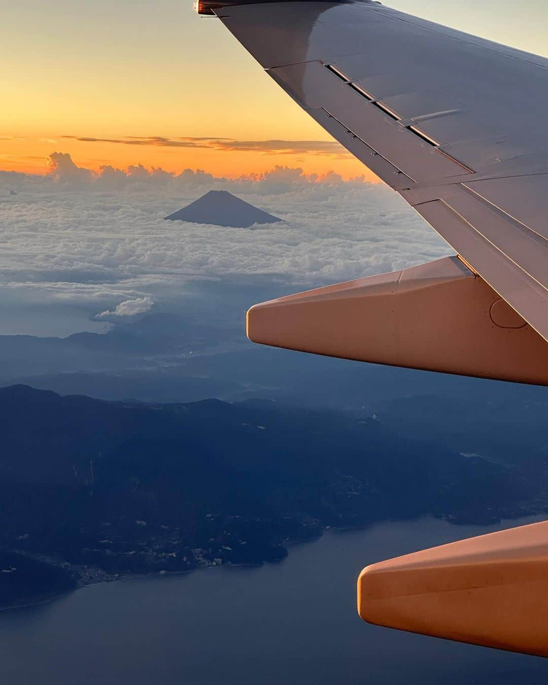 香坂みゆきさんのインスタグラム写真 - (香坂みゆきInstagram)「旅の終わり 夕日の中の富士山が🗻 こんなに綺麗💕 また頑張って行こう💪  #旅の終わり  #女子旅  #縁  #だんだん  #❤️  @norikoyamauchi23  @erina74xx」9月9日 21時28分 - miyuky__way