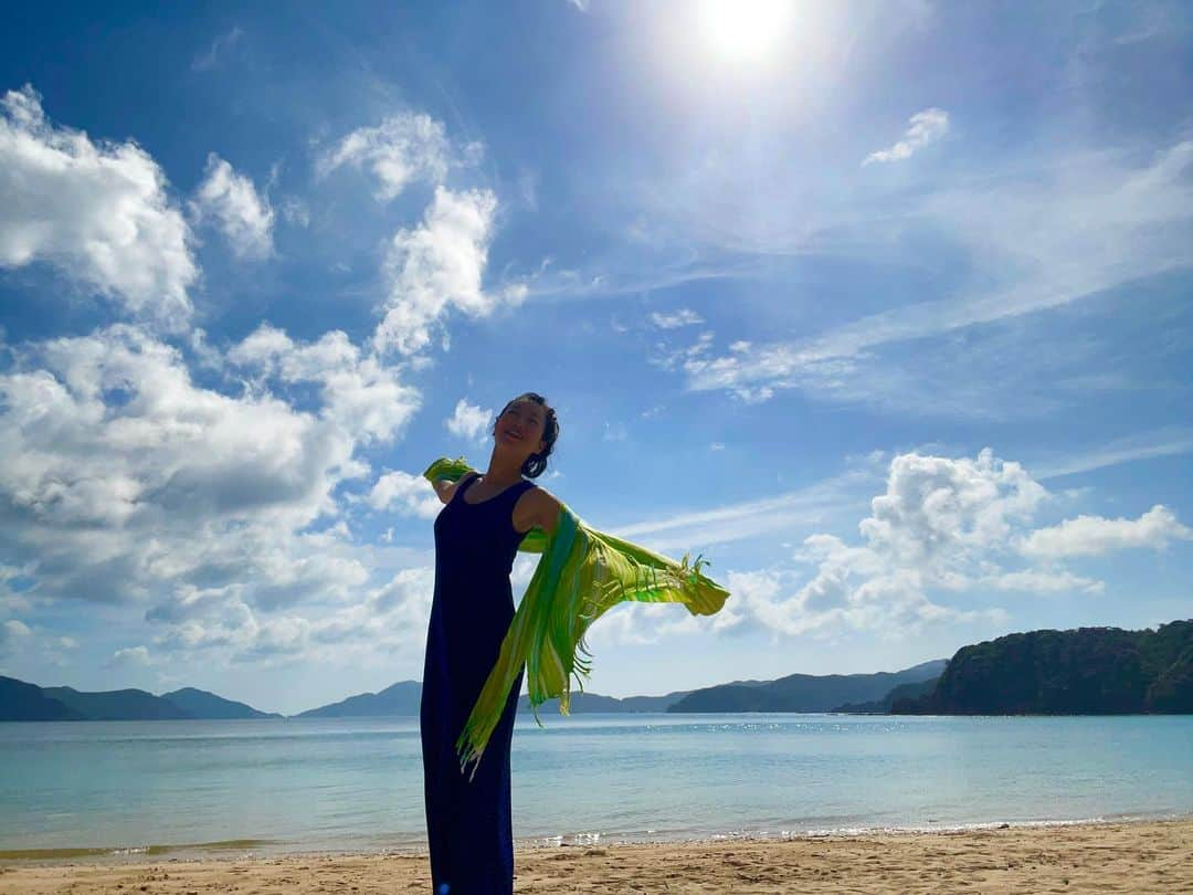 佐々木心音さんのインスタグラム写真 - (佐々木心音Instagram)「遅くやってきた夏休み☀︎  青い海に、白浜、夏空。 たまらなく幸せな時間を過ごしています。  ずっと走ってきた自分に、 ご褒美時間を設けることも、大切。  俳優としても、シンガーソングライターとしても、 必要な時間だと私は思ってる。  嗚呼、、、自然は本当に大きくて、 人間はちっぽけだなあと思いながらも、優しく迎え入れてくれるこの地に、ありがたく甘えることにした。  しっかりエネルギーチャージしてます🔋  #vacation #summervacation  #ilovesea #seaside #energycharge  #photography #japanese  #actor #singersongwriter #sasakikokone #kokonesasaki  #夏休み #海が好き #青い海青い空  #ご褒美時間 #絶景 #大自然の中で  #エネルギーチャージ #佐々木心音」9月9日 21時29分 - sasakikokone