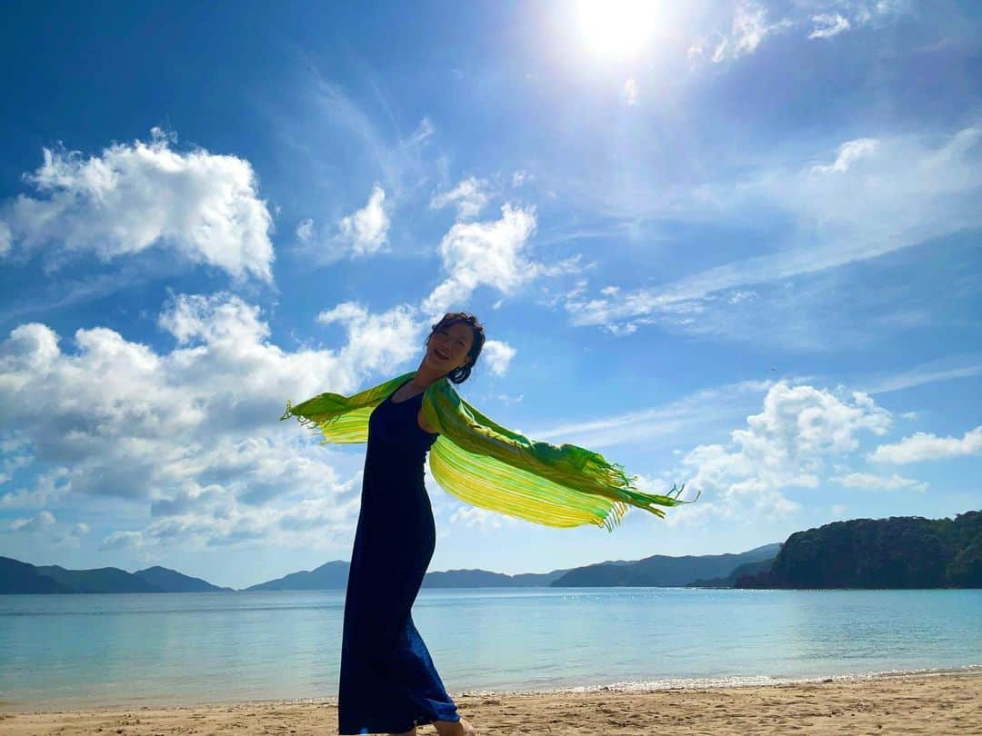 佐々木心音さんのインスタグラム写真 - (佐々木心音Instagram)「遅くやってきた夏休み☀︎  青い海に、白浜、夏空。 たまらなく幸せな時間を過ごしています。  ずっと走ってきた自分に、 ご褒美時間を設けることも、大切。  俳優としても、シンガーソングライターとしても、 必要な時間だと私は思ってる。  嗚呼、、、自然は本当に大きくて、 人間はちっぽけだなあと思いながらも、優しく迎え入れてくれるこの地に、ありがたく甘えることにした。  しっかりエネルギーチャージしてます🔋  #vacation #summervacation  #ilovesea #seaside #energycharge  #photography #japanese  #actor #singersongwriter #sasakikokone #kokonesasaki  #夏休み #海が好き #青い海青い空  #ご褒美時間 #絶景 #大自然の中で  #エネルギーチャージ #佐々木心音」9月9日 21時29分 - sasakikokone