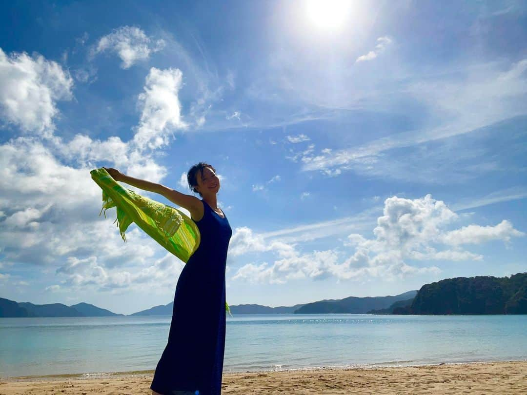 佐々木心音さんのインスタグラム写真 - (佐々木心音Instagram)「遅くやってきた夏休み☀︎  青い海に、白浜、夏空。 たまらなく幸せな時間を過ごしています。  ずっと走ってきた自分に、 ご褒美時間を設けることも、大切。  俳優としても、シンガーソングライターとしても、 必要な時間だと私は思ってる。  嗚呼、、、自然は本当に大きくて、 人間はちっぽけだなあと思いながらも、優しく迎え入れてくれるこの地に、ありがたく甘えることにした。  しっかりエネルギーチャージしてます🔋  #vacation #summervacation  #ilovesea #seaside #energycharge  #photography #japanese  #actor #singersongwriter #sasakikokone #kokonesasaki  #夏休み #海が好き #青い海青い空  #ご褒美時間 #絶景 #大自然の中で  #エネルギーチャージ #佐々木心音」9月9日 21時29分 - sasakikokone