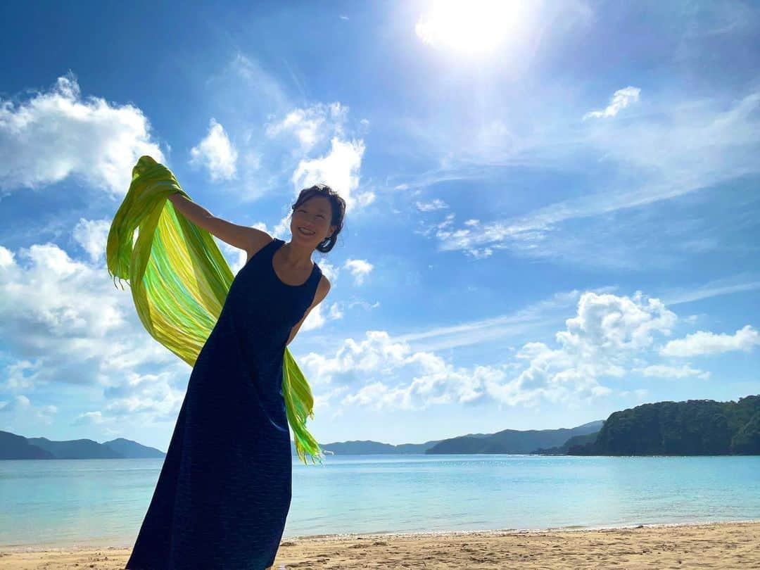 佐々木心音さんのインスタグラム写真 - (佐々木心音Instagram)「遅くやってきた夏休み☀︎  青い海に、白浜、夏空。 たまらなく幸せな時間を過ごしています。  ずっと走ってきた自分に、 ご褒美時間を設けることも、大切。  俳優としても、シンガーソングライターとしても、 必要な時間だと私は思ってる。  嗚呼、、、自然は本当に大きくて、 人間はちっぽけだなあと思いながらも、優しく迎え入れてくれるこの地に、ありがたく甘えることにした。  しっかりエネルギーチャージしてます🔋  #vacation #summervacation  #ilovesea #seaside #energycharge  #photography #japanese  #actor #singersongwriter #sasakikokone #kokonesasaki  #夏休み #海が好き #青い海青い空  #ご褒美時間 #絶景 #大自然の中で  #エネルギーチャージ #佐々木心音」9月9日 21時29分 - sasakikokone