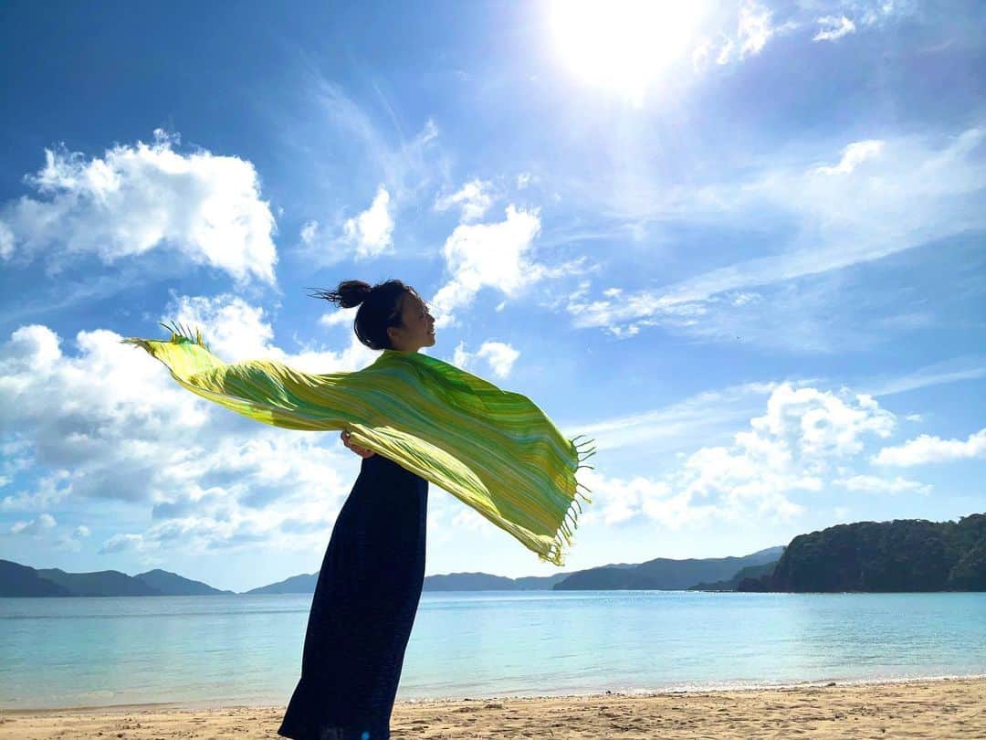 佐々木心音のインスタグラム：「遅くやってきた夏休み☀︎  青い海に、白浜、夏空。 たまらなく幸せな時間を過ごしています。  ずっと走ってきた自分に、 ご褒美時間を設けることも、大切。  俳優としても、シンガーソングライターとしても、 必要な時間だと私は思ってる。  嗚呼、、、自然は本当に大きくて、 人間はちっぽけだなあと思いながらも、優しく迎え入れてくれるこの地に、ありがたく甘えることにした。  しっかりエネルギーチャージしてます🔋  #vacation #summervacation  #ilovesea #seaside #energycharge  #photography #japanese  #actor #singersongwriter #sasakikokone #kokonesasaki  #夏休み #海が好き #青い海青い空  #ご褒美時間 #絶景 #大自然の中で  #エネルギーチャージ #佐々木心音」