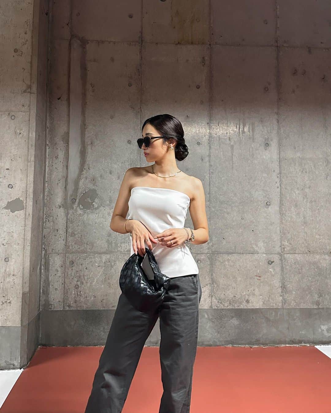 のインスタグラム：「いつかのコーデ☁️🩶  tops : @zara  bottoms : @amelieteje  bag : @newbottega   そしてこの前初めてエクソソーム点滴してきた💉  美肌若返り、肌トラブルの改善、代謝改善など その他抗炎症作用や免疫アップの効果があるみたい🧪  @dr_chenglu  @xclinic_ginza   新しい最新医療系全然ついていけないけど、 るーるー先生が丁寧にメリットデメリット含め 色々教えてくれるから安心👩🏻‍⚕️なのと、 恵比寿院は行った事あったけど 銀座院もめちゃめちゃ綺麗だった☺️✨  .」