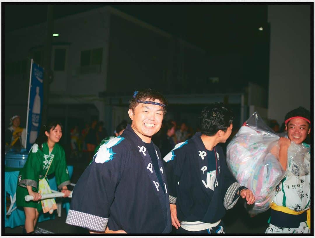 鈴川博紀のインスタグラム：「Aomori, 2023. [ nebuta ] 声のする方には、清々しい笑顔を浮かべた男性が立っていた。4年ぶりの制限なしの開催になったねぶたを心の底から楽しんでいるのが伝わってきた。 すんごい腰を曲げて曳き手の足元の写真を撮っていたのを面白がって声をかけてくれたみたい笑 . #aomori #nebuta #matsuri #青森 #ねぶた #祭り #fujifilm #gfx50sii #mamiya #sekorc45mm」
