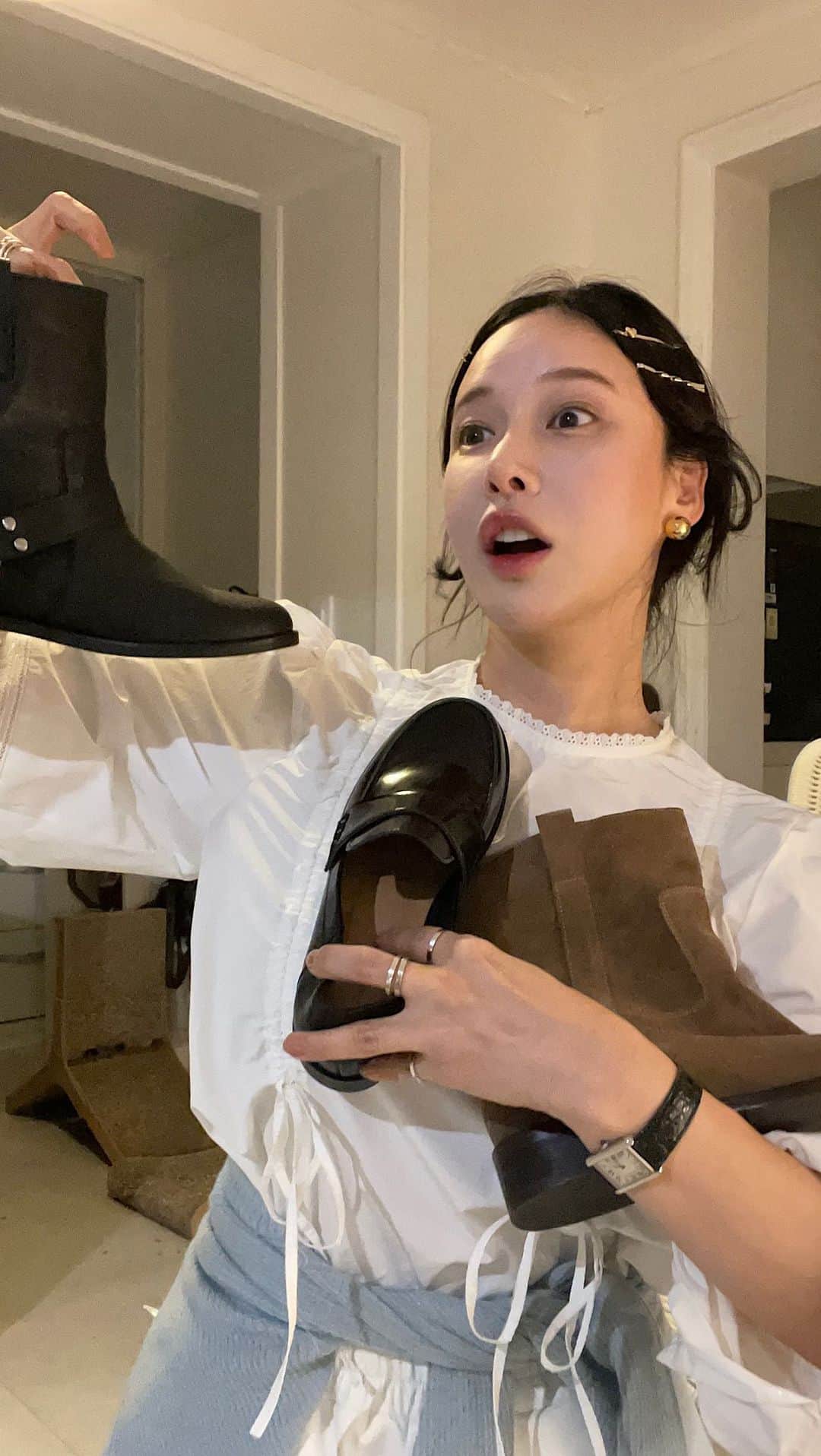 nanaのインスタグラム：「“루루”블라우스와 새로운 FW 삼형제 신어보았꾸 주말 잘 보내시라꾸요 ✌🏼」