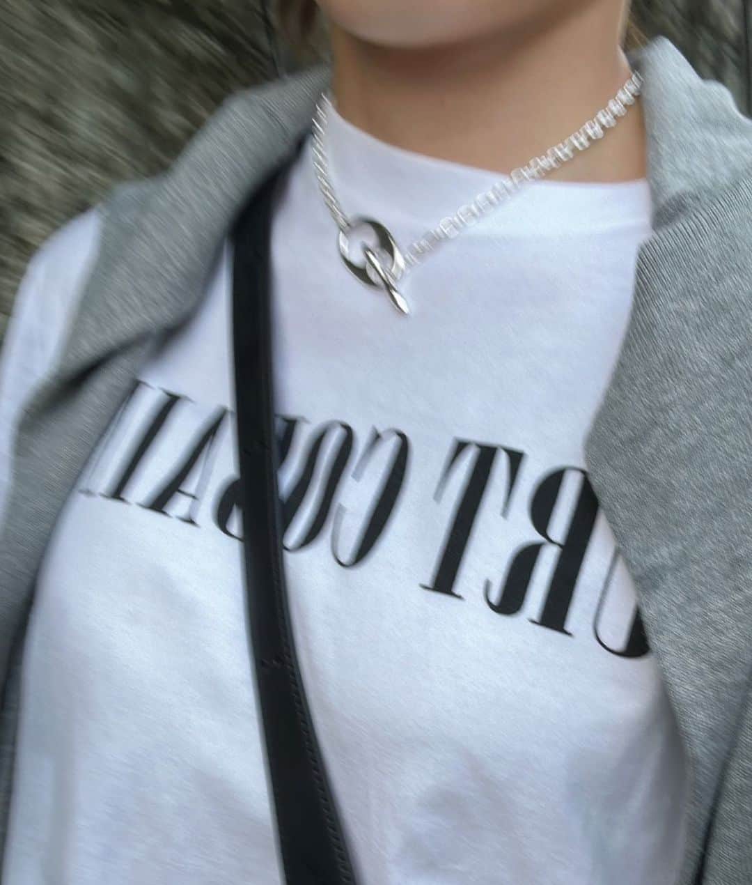 樽見麻緒のインスタグラム：「なんか物足りないなぁ、って時は とりあえずカーディガンかシャツ羽織りがち🩶」
