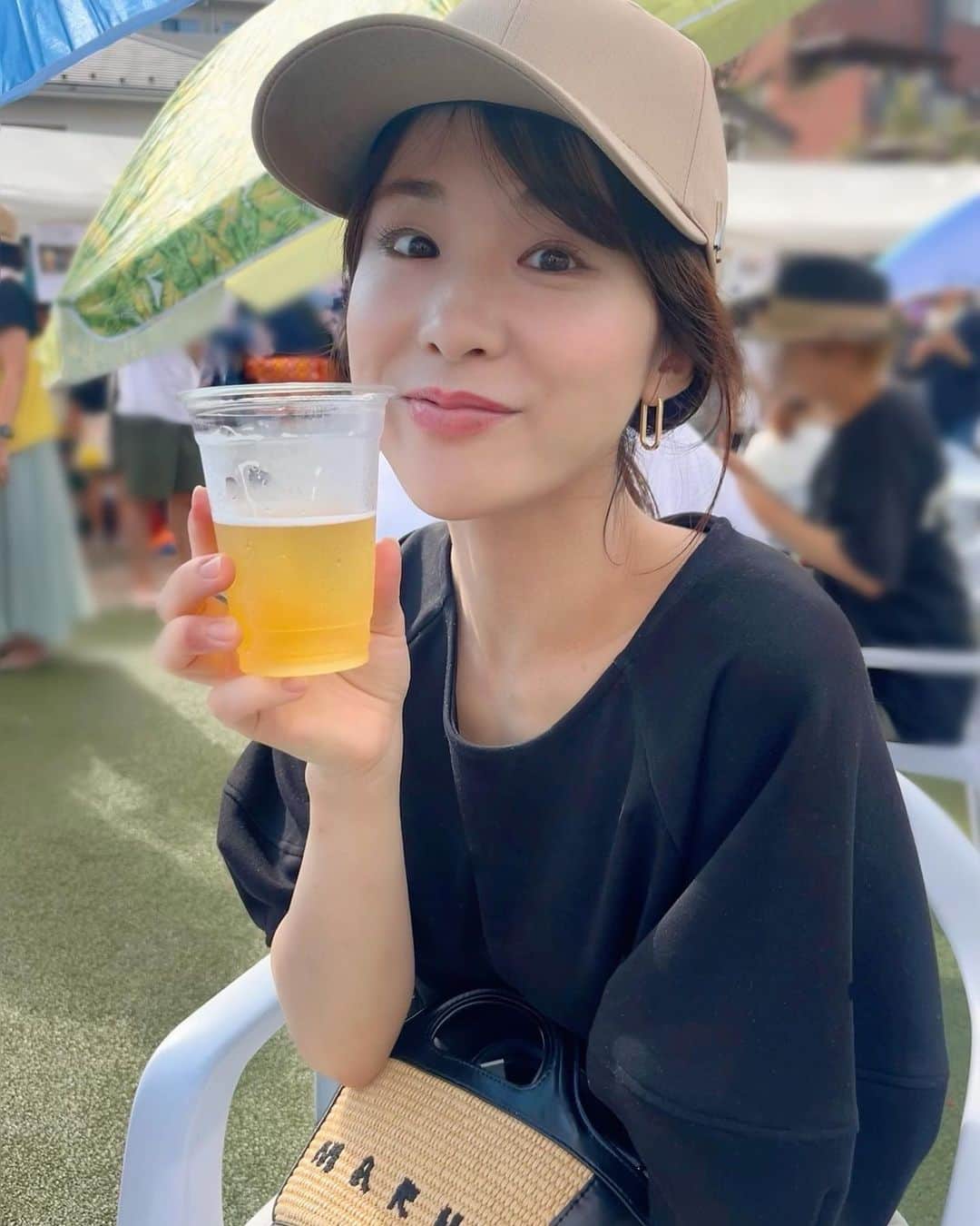 阿部真澄のインスタグラム：「.  クラフトビールのイベント🍺  飲み比べするぞー！ と意気込みましたが暑くて2杯で退散しました..残念。  ちなみにわたしはホップの香りが強いIPAが好きです！  #ビール #クラフトビール」