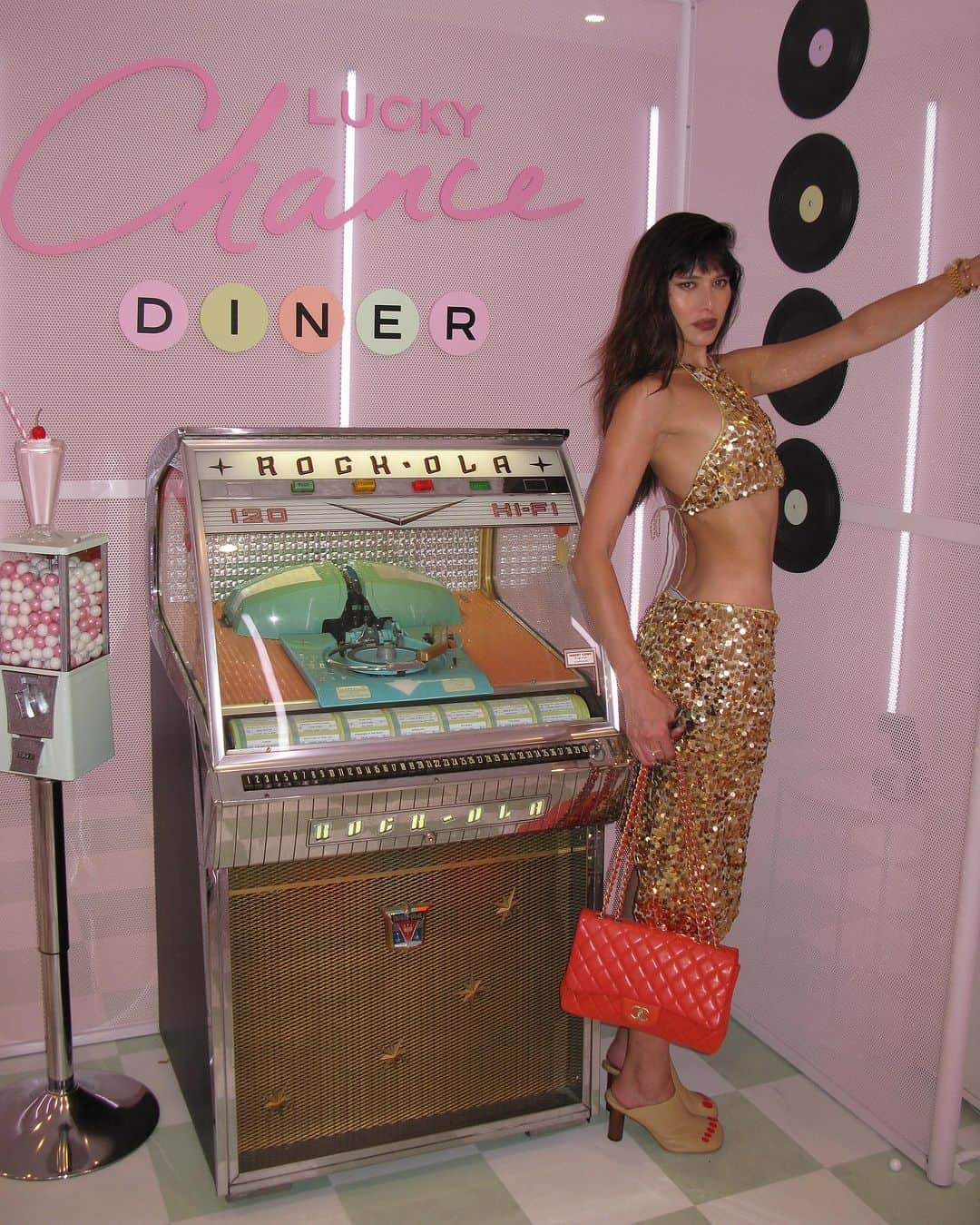 ナタリー・スアレスさんのインスタグラム写真 - (ナタリー・スアレスInstagram)「Brought the sparkles to the @chanel.beauty Lucky Chance Diner.🍦@welovecoco @chanelofficial」9月9日 21時34分 - natalieoffduty