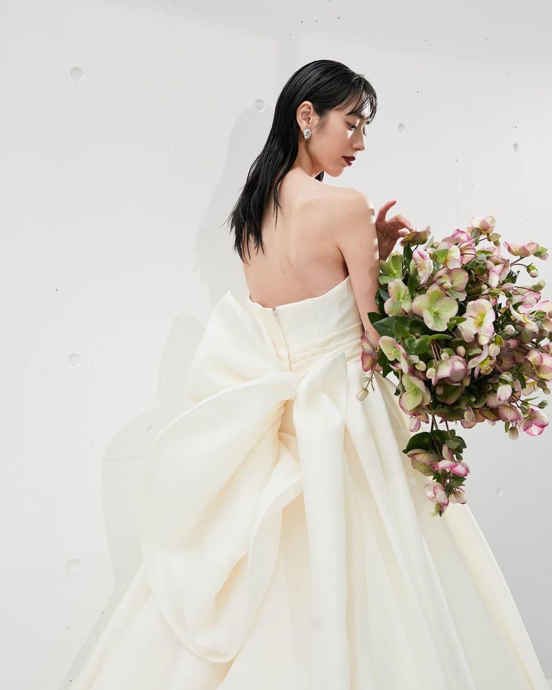 のインスタグラム：「JUNO Original Wedding Dress  生地の美しい質感と バックスタイルのシルエット美を追求した ウェディングドレス  バイヤーがぜひJUNOの花嫁へおすすめしたいと 心を込めてセレクトいたしました  ふっくらと柔らかい質感のスカートと 肩もとの軽やかなチュールが モダンで上品な個性を演出いたします🕊️  Dress No.03-20726   #junowedding   #junodress  #wedding   #weddingdress   #ウェディングドレス  #カラードレス  #ドレス試着  #結婚式  #前撮り  #2023春婚  #2023夏婚  #2023冬婚  #プレ花嫁   #九州プレ花嫁  #福岡プレ花嫁  #少人数ウェディング  #juno天神本店」