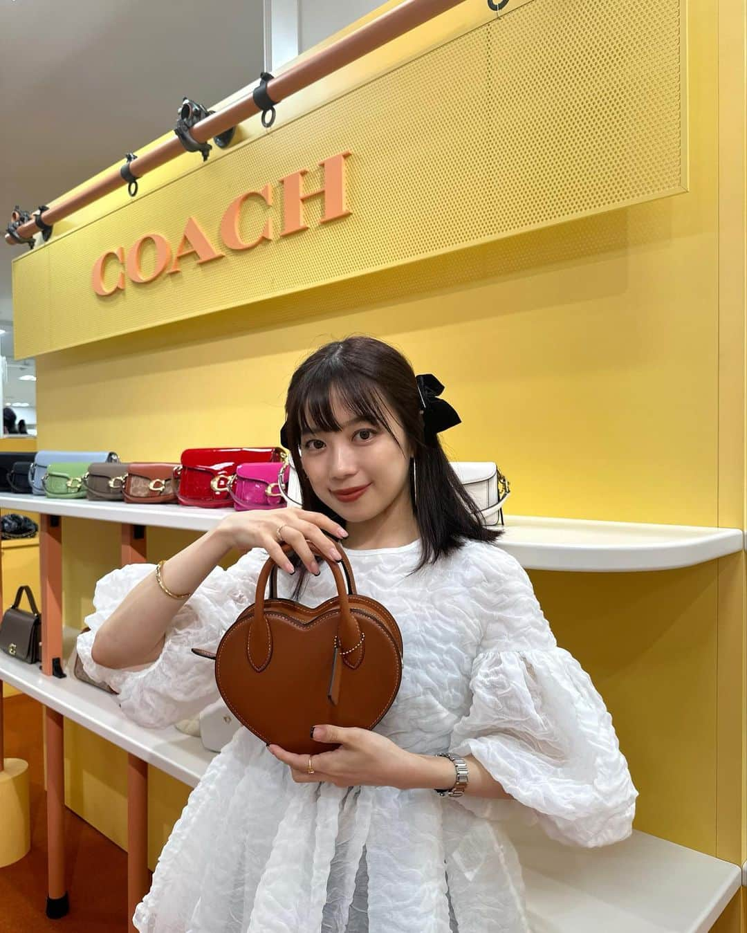 mizukiさんのインスタグラム写真 - (mizukiInstagram)「@coach_japan のPOPUPが 松山でも開催されてたから行ってきたよ🍊 場所は松山いよてつ高島屋📍 シーズンプラザ　3Ｆ  新作のアイテムがメタリックや レオパード柄でとっても可愛かったの🪐🪩 アウターもめちゃくちゃ可愛かった！ オリジナルギフト(写真2枚目)をもらえたり写真を撮りたくなるような空間でとっても素敵でした☺️ 期間は8/30〜9/12までです💕 ㅤㅤㅤㅤㅤㅤㅤㅤㅤㅤㅤㅤㅤ  #コーチシャイン​  #WearYourShine​ #CoachJapan​　 #CoachNY #CouragetobeReal」9月9日 21時37分 - mizukidrop