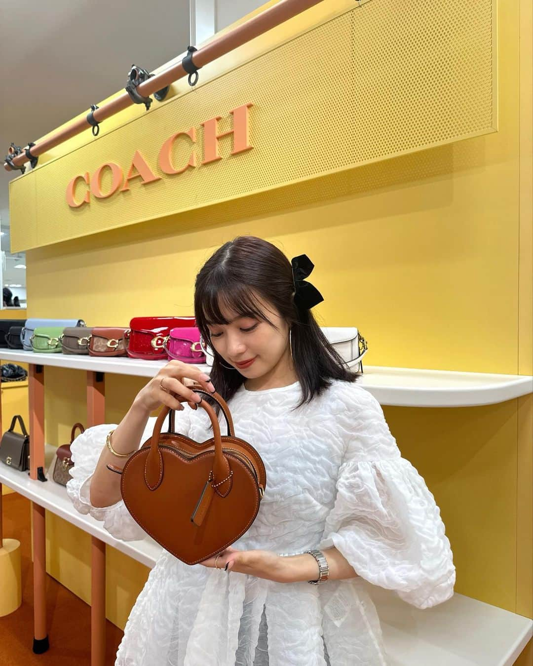 mizukiさんのインスタグラム写真 - (mizukiInstagram)「@coach_japan のPOPUPが 松山でも開催されてたから行ってきたよ🍊 場所は松山いよてつ高島屋📍 シーズンプラザ　3Ｆ  新作のアイテムがメタリックや レオパード柄でとっても可愛かったの🪐🪩 アウターもめちゃくちゃ可愛かった！ オリジナルギフト(写真2枚目)をもらえたり写真を撮りたくなるような空間でとっても素敵でした☺️ 期間は8/30〜9/12までです💕 ㅤㅤㅤㅤㅤㅤㅤㅤㅤㅤㅤㅤㅤ  #コーチシャイン​  #WearYourShine​ #CoachJapan​　 #CoachNY #CouragetobeReal」9月9日 21時37分 - mizukidrop