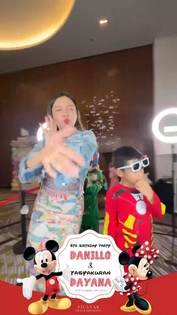 Vicky Shuのインスタグラム：「Seru seruan bersama adek adek ganteng 😝」