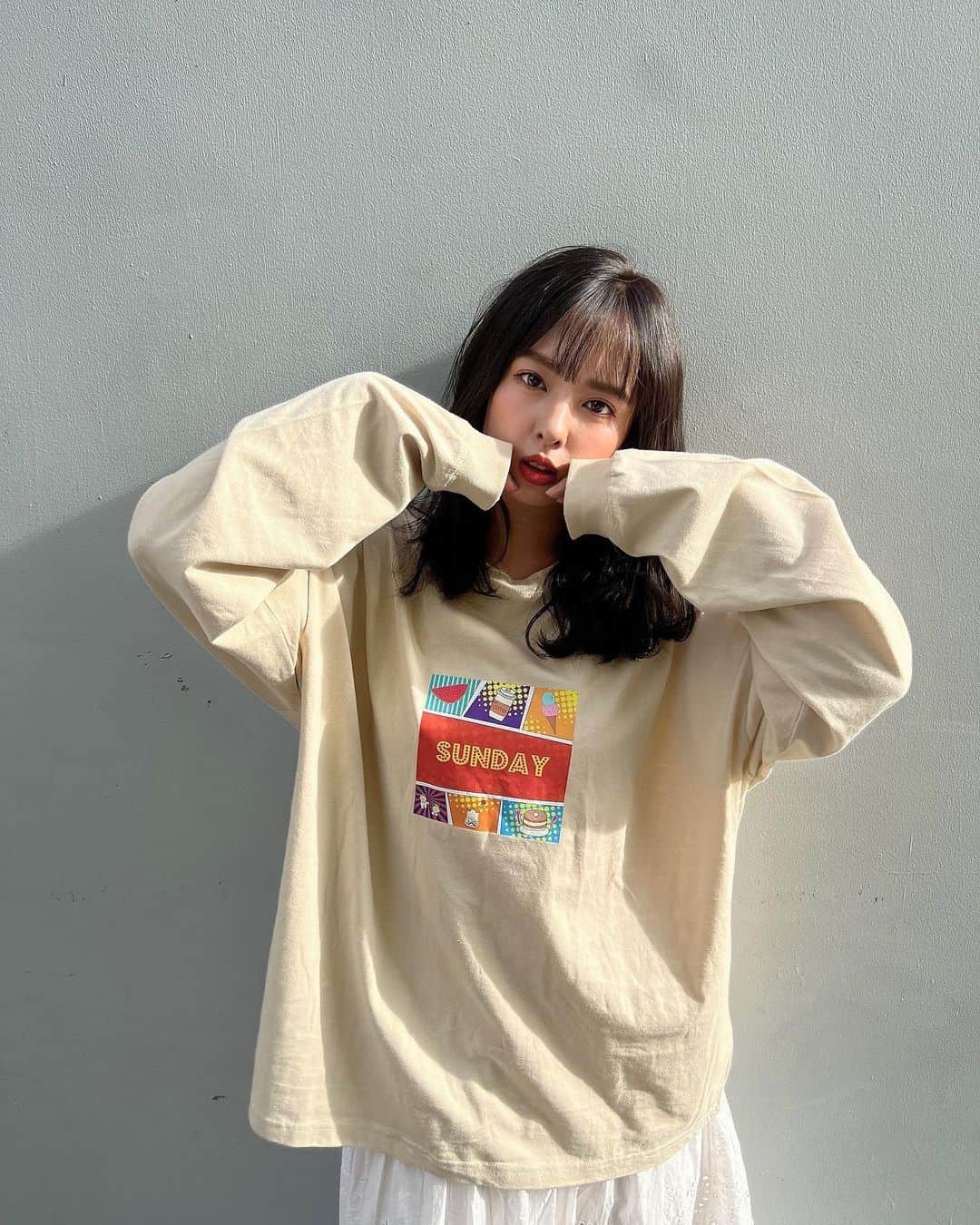 山田菜々のインスタグラム：「無事に発売できて一安心🤭♡ ご購入いただいたみなさんありがとうございます🙇🏻‍♀️  どの色も肌馴染みの良い色なのと デザインにいろんな色が散りばめられているので 比較的なんでも合わせやすいです😎🌱  わたしの数少ないお友達や お仕事でお世話になった人たちも連絡をくれて 買ってくれたらしく...😭！！！  うれしい、、かわいい、、🥹💖  ほんとはみんなに直接会ってどれが似合うか 直接選んであげたいくらいです😭♡  届くの楽しみにしていてください〜🥰✨  そして改めて名古屋PARCOにわざわざ 来てくださったみなさんにも 心の底から感謝の気持ちでいっぱいです🥹💖  スタッフさんたちが 「ほんとにいい人ばっかりで面白い人もいっぱいだね〜😎」 って言ってくれてほんとに鼻高々🥰‼️笑  わざわざ知り合いの方も遊びに来てくれたりご家族やカップル 中には泣いてくれるひとたちもいて あぁ...こんな道を選んできてよかったな〜って 久しぶりに思いました☺️🌱  みんなみんなありがとう〜🙇🏻‍♀️✨ みんな着たら教えてなっ🧡  わたしも週8で3色着回すよ〜🙄！！！(？)笑」