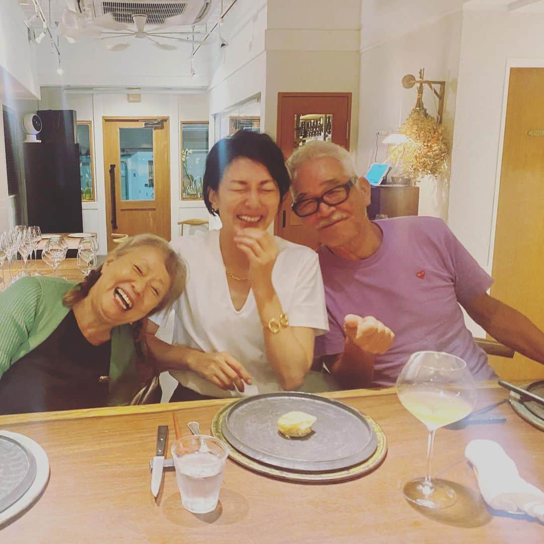 板谷由夏 のインスタグラム：「忙しいのであります。 忙しいのは好きなのであります。 この年齢になりよくわかってきました。 ブースカ言いながら、好きなんですね。人生忙しいのが。 無理はしません。 で、スキアラバ遊びます。 大事なこと。 大好きな歳上の大切な友人 小暮徹、こぐれひでこさん夫婦。 よく食べよく呑みよく笑った。 ウニのパッパルデッレ 枕にして眠りたかったです。 美味しかった。」