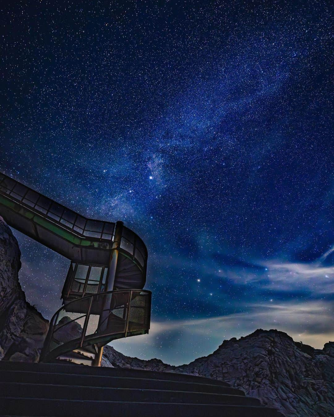 田津原理音さんのインスタグラム写真 - (田津原理音Instagram)「百点満点満天の星！！！  location:wakayama date:2023.8.22 #自分の胃袋のキャパ有名やと思いこんでる奴#写真と一言 #広がり同盟#長秒露光 #白崎海洋公園   #写真を止めるな #じゃびふる#japan_city_blues #myjapan #jalan_travel #ptk_japan #retrip_nippon#japanbestsunset #raw_community #japan_night_view #jp_gallery #sorakataphoto #s_shot #japan_bestpic_ #japan_great_view #best_photo_japan #art_of_japan_ #nipponpic #tokyocameraclub #love_bestjapan #japaoonline #nipponpic #total_japan #as_archive2023 #eosr5 #rf1535f28lisusm」9月9日 21時47分 - rion_tadzuhara