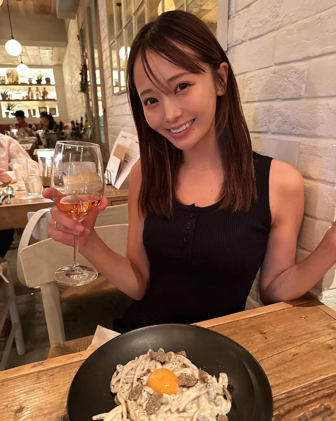 ななまるのインスタグラム：「🧀🧀🧀  ななまるの大好物チーズとワイン♪ @cheese.tavern.cascina / 恵比寿  久しぶりにイタリアン食べた気がする🇮🇹！！  どのお料理にも乗っている色々な種類のチーズが とってもうちゅくしい。笑  特にトリュフと熟成ベーコンのカルボナーラが 濃厚で美味しかった🤤🥓  落ち着いた店内で 女子会やデートにオススメなお店でした🍷 . . . #cheesetaverncascina」