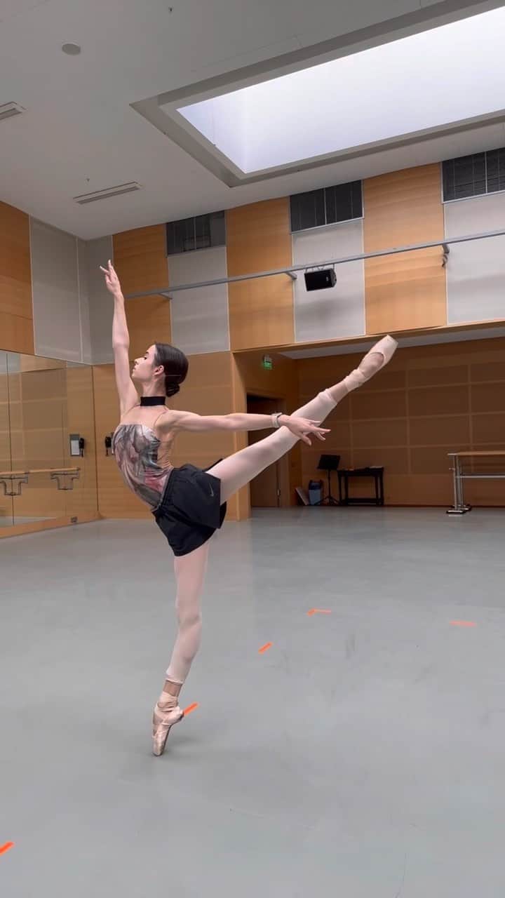 マリア・コーレワのインスタグラム：「Ballet reel BLOOPERS edition 😂 When SOCIAL PATH by @realstraykids @straykids_official_jp gives you so much power that you do 4 pirouettes the day after the plane from Japan to Saint-Petersburg woohoo 💨  Once again thanks to each member of the group for inspiring ❤️ @hynjinnnn @gnabnahc @yong.lixx @jutdwae @miniverse.___ @i.2.n.8 and @xlisa_olivex of course 😍  Неудавшиеся дубли балетного видео 😂 Когда песня SOCIAL PATH ребят @realstraykids @straykids_official_jp придала столько сил, что на следующие день после длинного перелета из Японии в Россию без усилий вышло четыре пируэта 💨 В очередной раз говорю спасибо каждому мемберу за вдохновение ❤️ @hynjinnnn @gnabnahc @yong.lixx @miniverse.___ @i.2.n.8 @jutdwae и конечно @xlisa_olivex 😍」