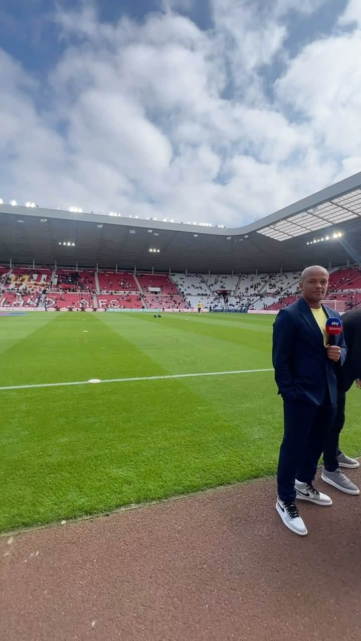 ロバート・アーンショウのインスタグラム：「Behind the scenes 🎥🎥🎥  Sunderland v Southampton   ⚽️ #football #music #fashion #futbol #fit #work #goals  #biggie #goals #behindthescenes🎬 #bts」