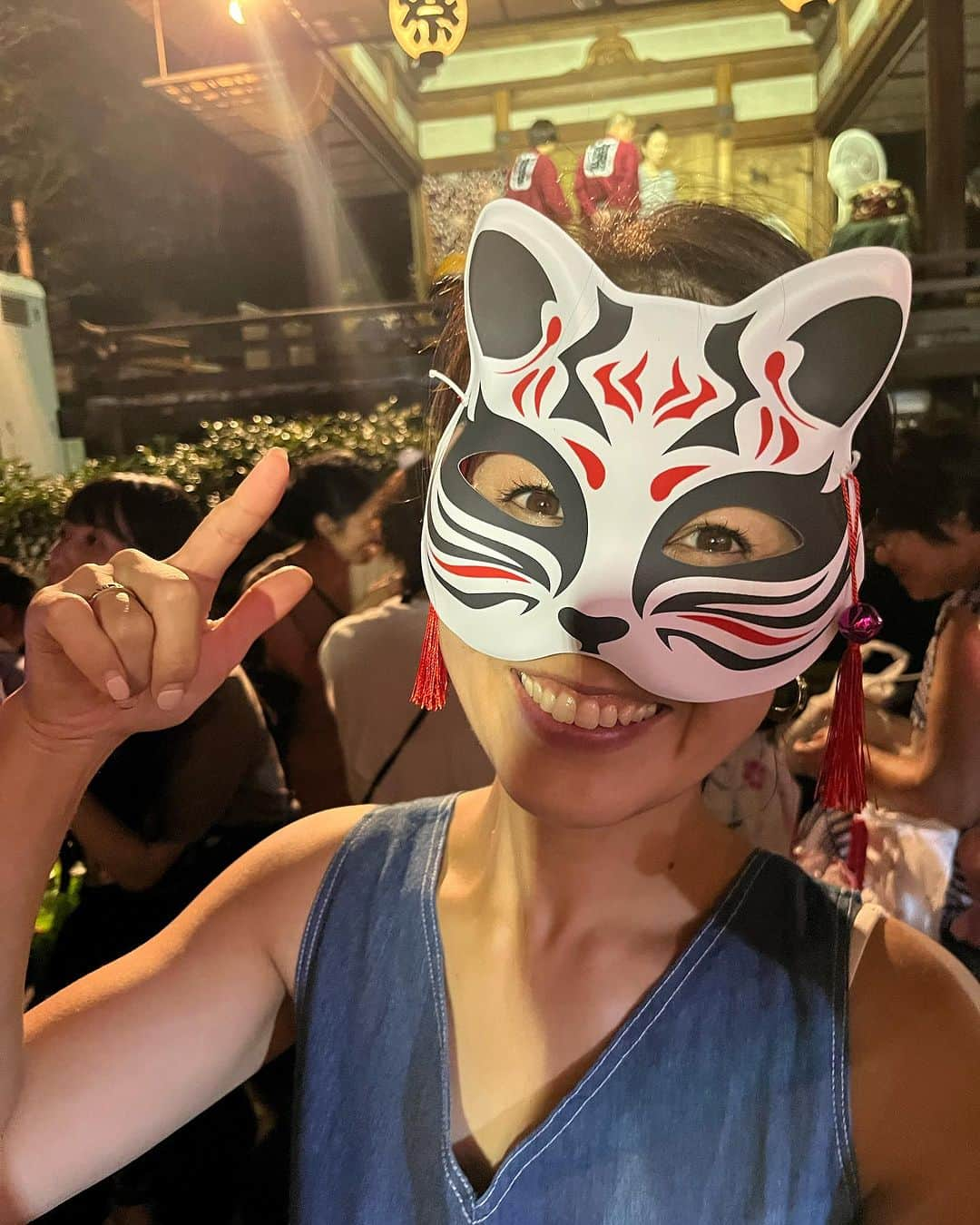 魚住咲恵さんのインスタグラム写真 - (魚住咲恵Instagram)「今夜は氏神様のお祭り。 普段、比較的狭いと思っていた敷地内に、これでもか！ってくらい屋台が並び、むしろこれだけ良く入れたなぁ、、と感心するほど❗️ こども達もお面を買ってもらって、大喜び♡ このお面…１つ、千円もするんだって😳 私の子どもの頃と比べちゃダメだとおもうけど、高すぎません？！衝撃、、 いろーんなキャラクターが並んでいたのに、長男が選んで帰ってきたのが、なかなか渋いお面！その感性がまた好きなんだよなー♡と、改めて長男の個性に触れた気がしました😄 あ〜、日本の祭りって、これよね❗️  #秋祭り #神社 #例大祭 #久々の  #屋台 #お面 #次男はトーマス #えらい普通やな  #ええけども  #魚住咲恵」9月9日 21時51分 - sakie_uozumi.official