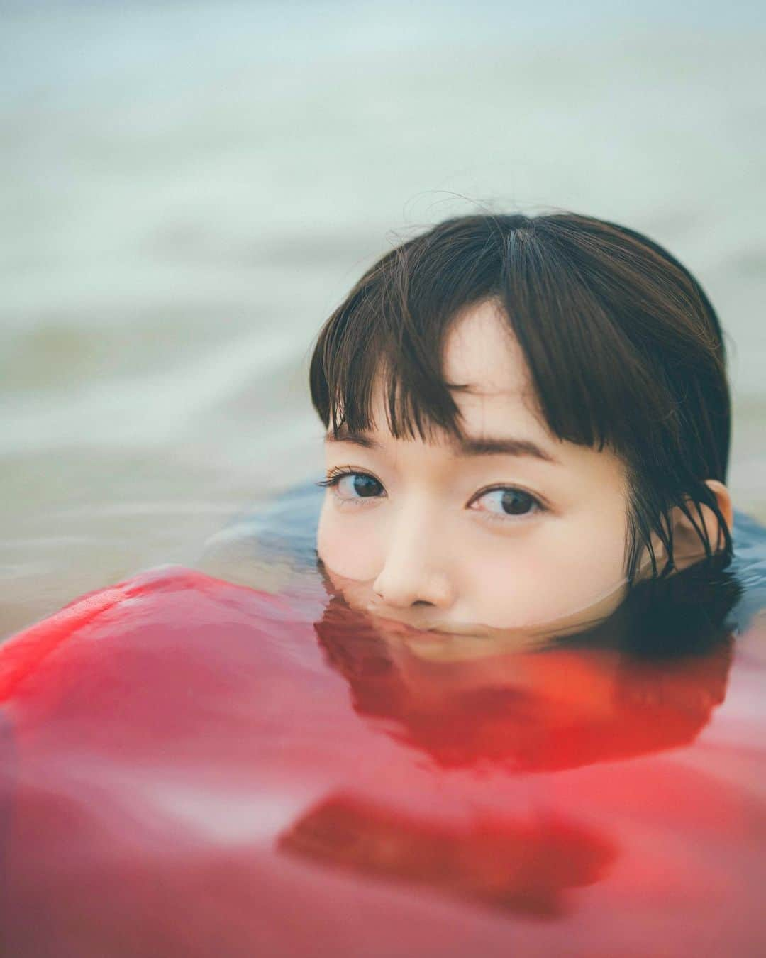 佐藤栞里のインスタグラム：「. ほんとは、このような海の色だったよシリーズ🪼 インタビューページのアザーカットです☺︎ 想像していた沖縄の海の色ではなかったけれど なんだか温泉みたいで気持ちいいねって いつかこの日を思い返した時に なんかちょっとおもしろくていいねって たくさんのやさしい言葉が飛び交った日🌼 是非ともMORE9•10月合併号と 比べてみてくださいな☺️笑」