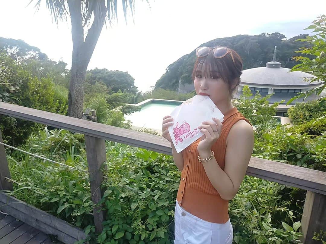 鈴木美南海のインスタグラム：「タコえびせん🐙 江の島来たら絶対食べるやつ😋 私の旅の目的は90%食べ物目当て🤤 ・ ・ #江の島 #たこせん #江の島グルメ #江の島名物 #小旅行」