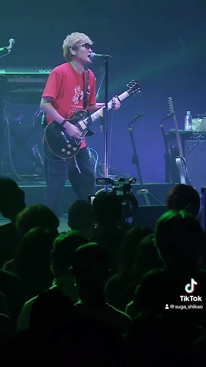 スガシカオのインスタグラム：「「真夜中の虹」っていう曲は、ハワイで何度も一緒にプレイした、本当に大切な友人スティーブがガンで亡くなった時に作った曲。もう、とてもとても悲しかった。  ハワイでは真夜中でもスコールが降った後に、月に虹がかかる、レインボウじゃなくてムーンボウっていうのね。滅多に見られないそのムーンボウと、スティーブとの思い出を歌詞にしたのです。  「さよならさえ言わなきゃ   お別れからずっと   逃げ切れるかな」 なんて悲しい歌詞  あれから10年、このテイクは去年の東京国際フォーラム。  このライブの前の日に、中学の同級生で、最も音楽と文学の影響をぼくに与えた親友の訃報が届いた、またもやガンだった。まだこの時は、信じられない、絶対うそだろって思ってた。  アンコールでこの曲を歌うとき、いろんな言葉がリンクして、声が詰まって何度も歌詞がとんだ。悲しみの上塗りはしたくなかったけど、現実は現実だった。  あまりに辛すぎたので、これから始まる新しいツアーでは、この曲は歌わないことにしました。。。 しばらくね、休ませます 笑」