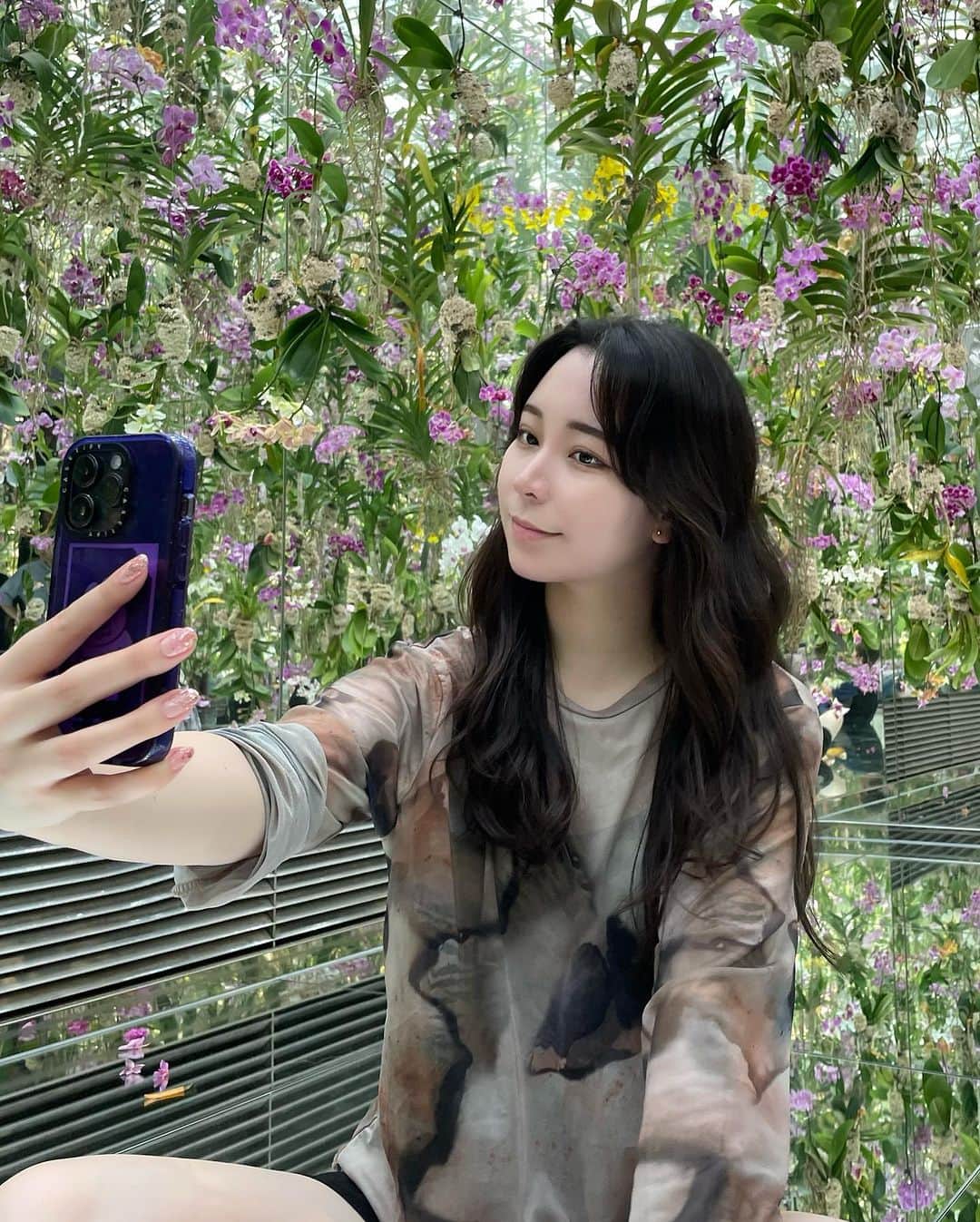 森美生のインスタグラム：「I get energy from teamlab 😙  いろんなエリアがあって楽しかった〜 暗くて見えにくいけど最後の動画のエリアでわたしのズボンは破れました^_−☆  PR @teamlab.planets  #チームラボ #デートスポット #東京観光 #東京旅行 #teamlab #teamlabplanets #チームラボプラネッツ #豊洲」