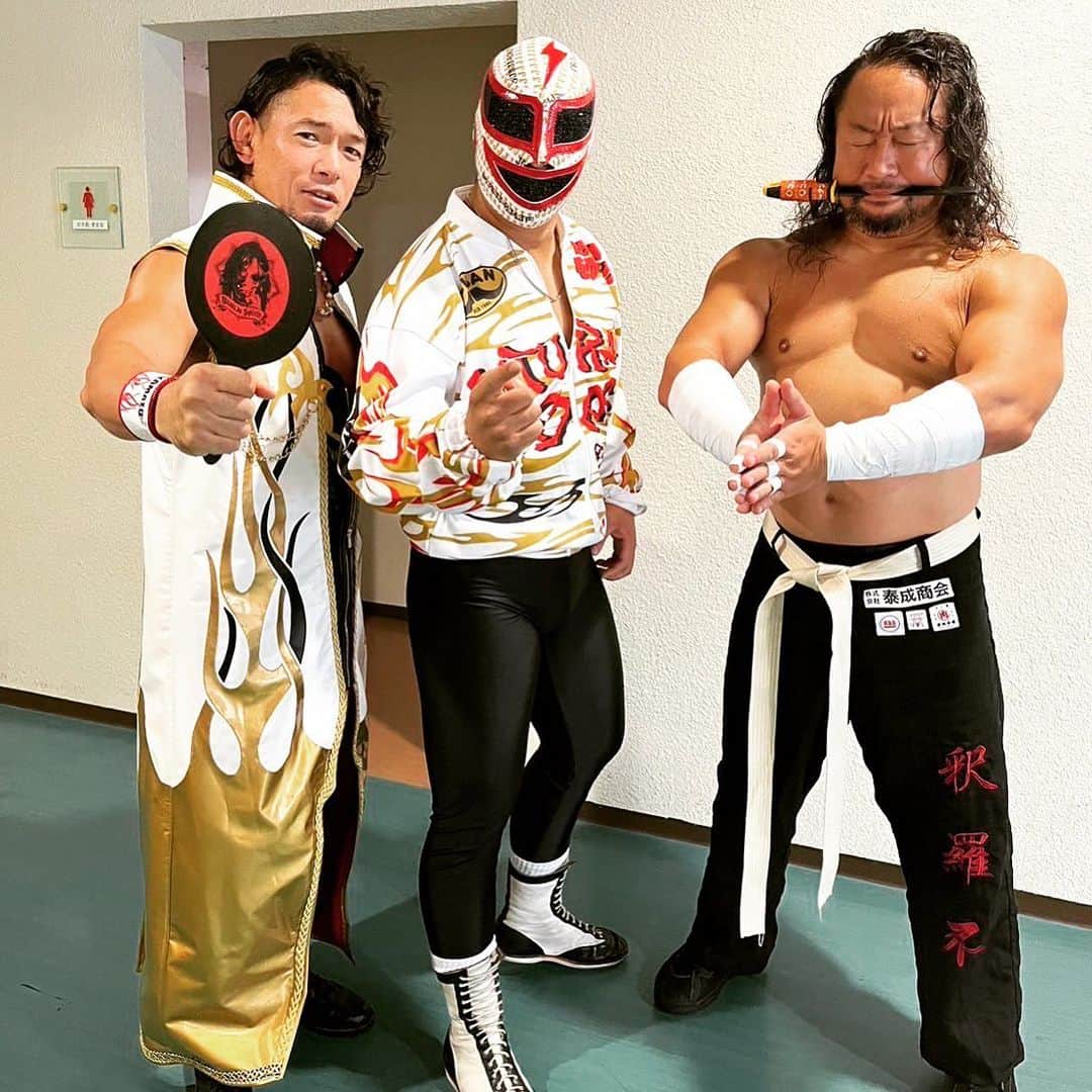 吉田隆司のインスタグラム：「釈羅不！ #dragongate #prowrestling #fashion #cosplay #yamagata #touhou #shutup #hairstyles #ドラゴンゲート #プロレス #コスプレ #道着 #釈羅不 #東北 #山形 #ファッション #コーデ #お洒落さんと繋がりたい #髪型 #ヘアスタイル」