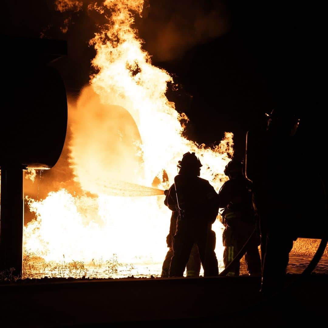 アメリカ海兵隊のインスタグラム：「A Different Kind of Firefight 🔥  📍  Volk Field Air National Guard Base, Wisconsin (Aug. 12, 2023)  #Marines with @USMCReserve conduct crash, fire and rescue training in support of Northern Lightning 23.  Northern Lightning is one of the seven Air National Guard joint accredited readiness exercises that increases military readiness by providing participating units a tactical, joint training environment to execute realistic combat training.   📷 (U.S. Marine Corps photo by Cpl. Ujian Gosun)  #USMC #SemperFi #Training」