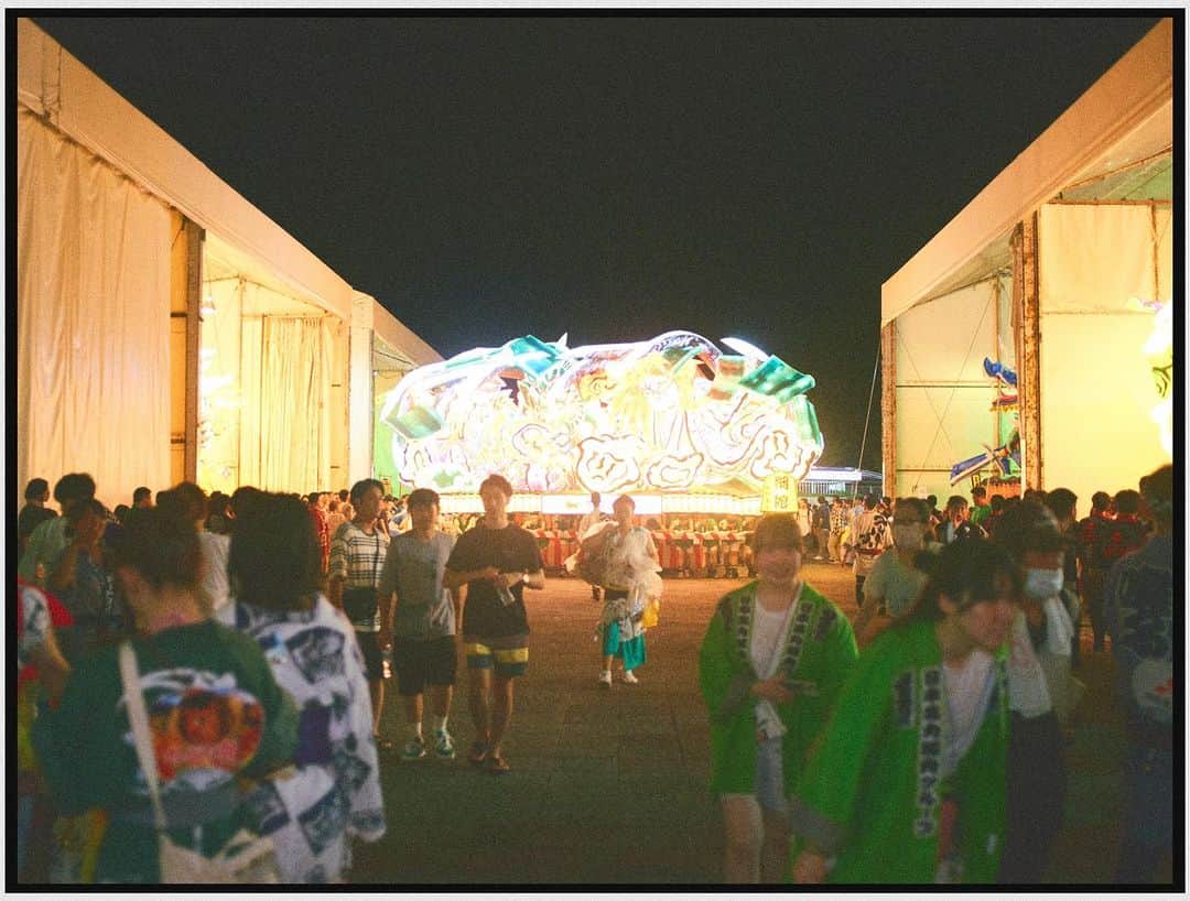 鈴川博紀のインスタグラム：「Aomori, 2023. [ nebuta ] 連れられていった場所には 優しい灯りが漏れる白いテントがずらっと並んでいて さっきまで市内を練り歩いていたねぶたがジャストサイズで収まっていた . #aomori #nebuta #matsuri #青森 #ねぶた #祭り #fujifilm #gfx50sii #mamiya #sekorc45mm」