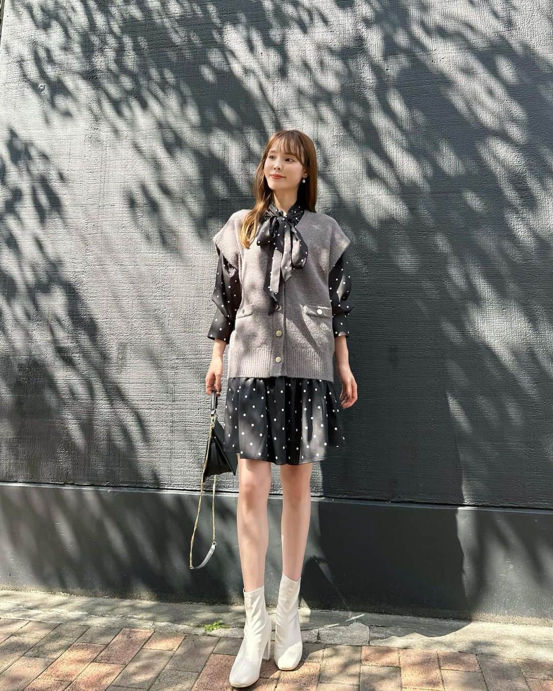 磯田 ひかる(Hikaru Isoda) のインスタグラム：「こんばんは🤍 週末いかがお過ごしですか？🥰 少しずつ秋らしくなって来ました🍁🍂  YouTubeでも紹介した @31sonsdemode の秋コーデまとめ💐どれも可愛すぎて、、🥺  【着用アイテム】 Look1 ツイーディーカーデセットシャツワンピース 10 チャコールグレー ¥16,500   Look2 エアリーバルーン袖ブラウス 01オフホワイト ¥9,790(税込)  ツイードジレ 00ブラック ¥13,200(税込)  ツイードフレアミニスカート 00ブラック ¥9,900(税込)  Look3 ツイーディー配色ニットセットアップ 70ネイビー ¥16,500(税込)  ------------------------------ picaru：162cm / 骨格ウェーブ 1st ブライトスプリング 2nd ブライトサマー  大人可愛いスタイルアップコーデ ヘアメイクを合わせた トータルスタイリングを提案🤍  不定期にストーリーで ファッションお悩み相談募集中🥰 ------------------------------  他の投稿を見る→【@picaruuu】」